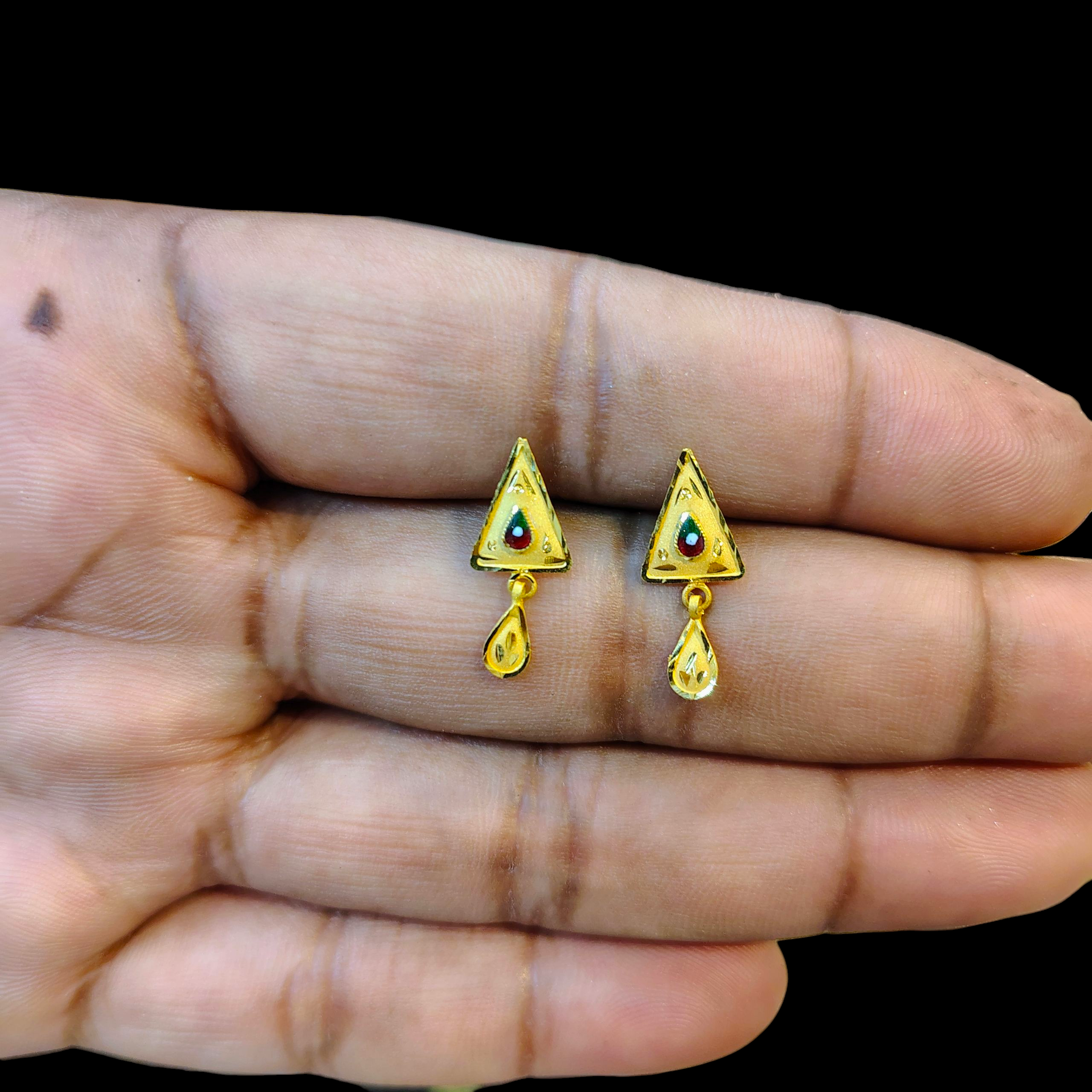 (GSE22) BIS CERTIFIED WGT: 0.650 GM APPROX HUID HALLMARK 916 22KT GOLD TOPS 1 PAIR FOR WOMEN.