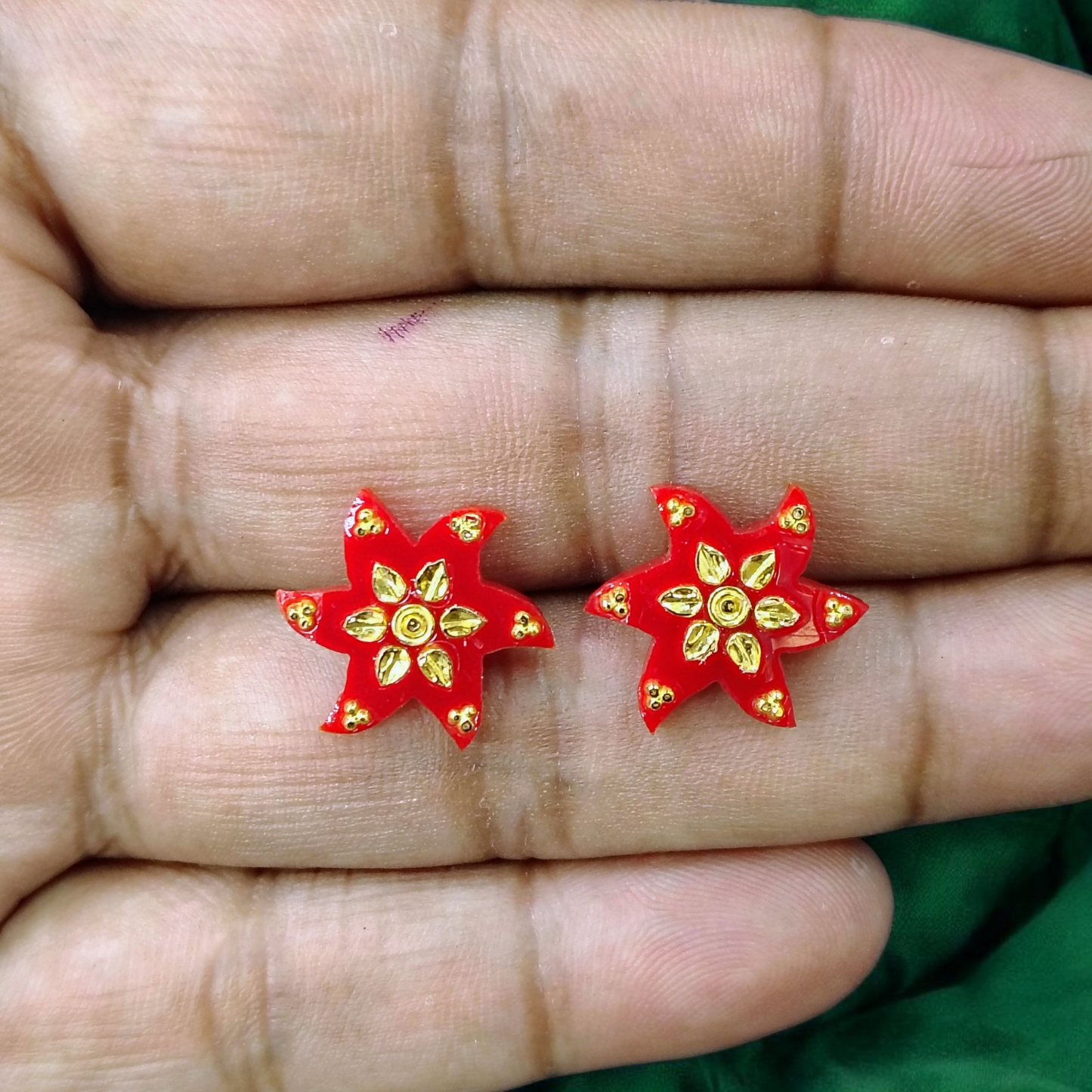 TRJ WGT: 0.370 GM APPROX HUID HALLMARK 22KT GOLD POLA TOPS 1 PAIR FOR WOMEN.