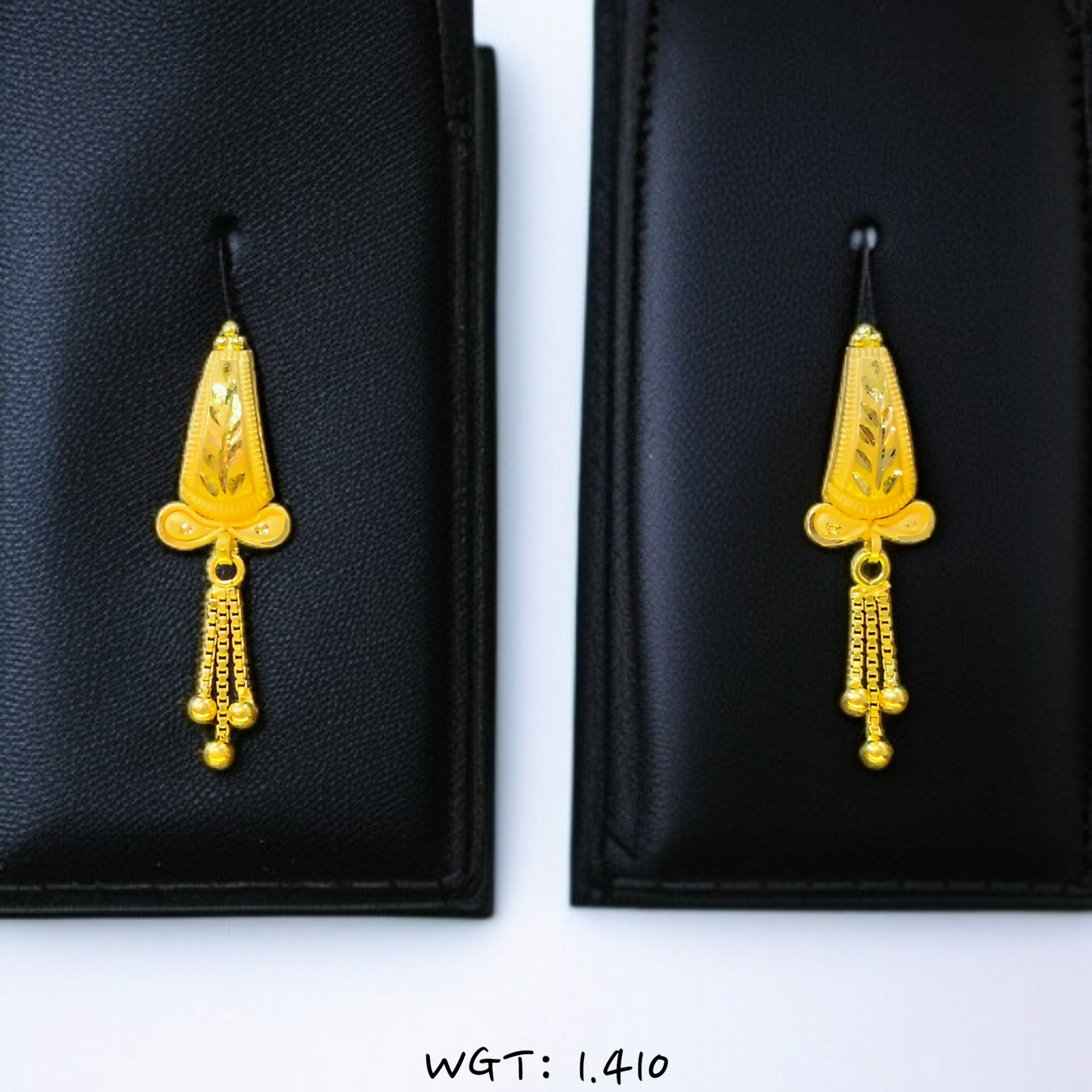 RAJLAXMI WGT: 1.410 GM APPROX HUID HALLMARK 916 22KT GOLD EAR TOPS STUD 1 PAIR FOR REGULAR USE.