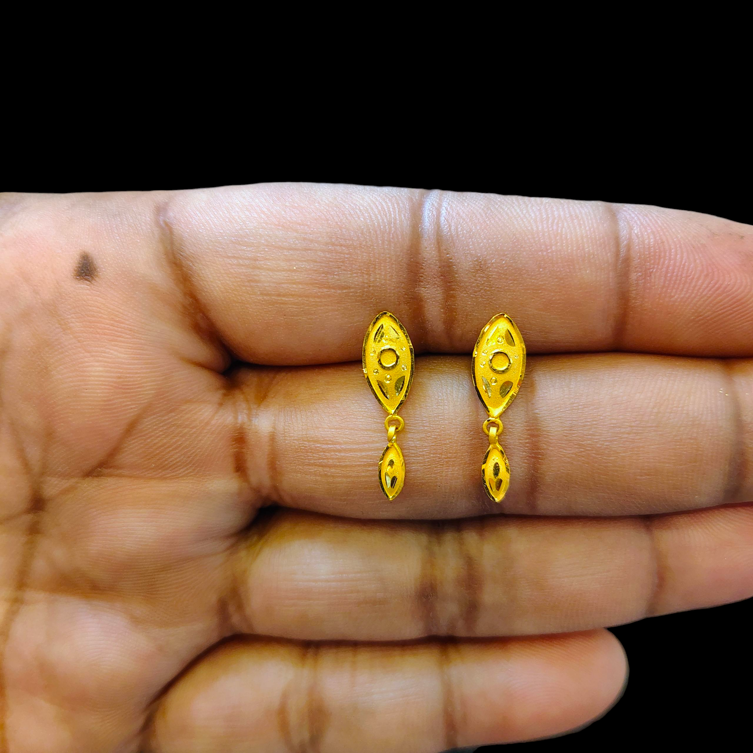 (GSE22) BIS CERTIFIED WGT: 0.640 GM APPROX HUID HALLMARK 916 22KT GOLD TOPS 1 PAIR FOR WOMEN.