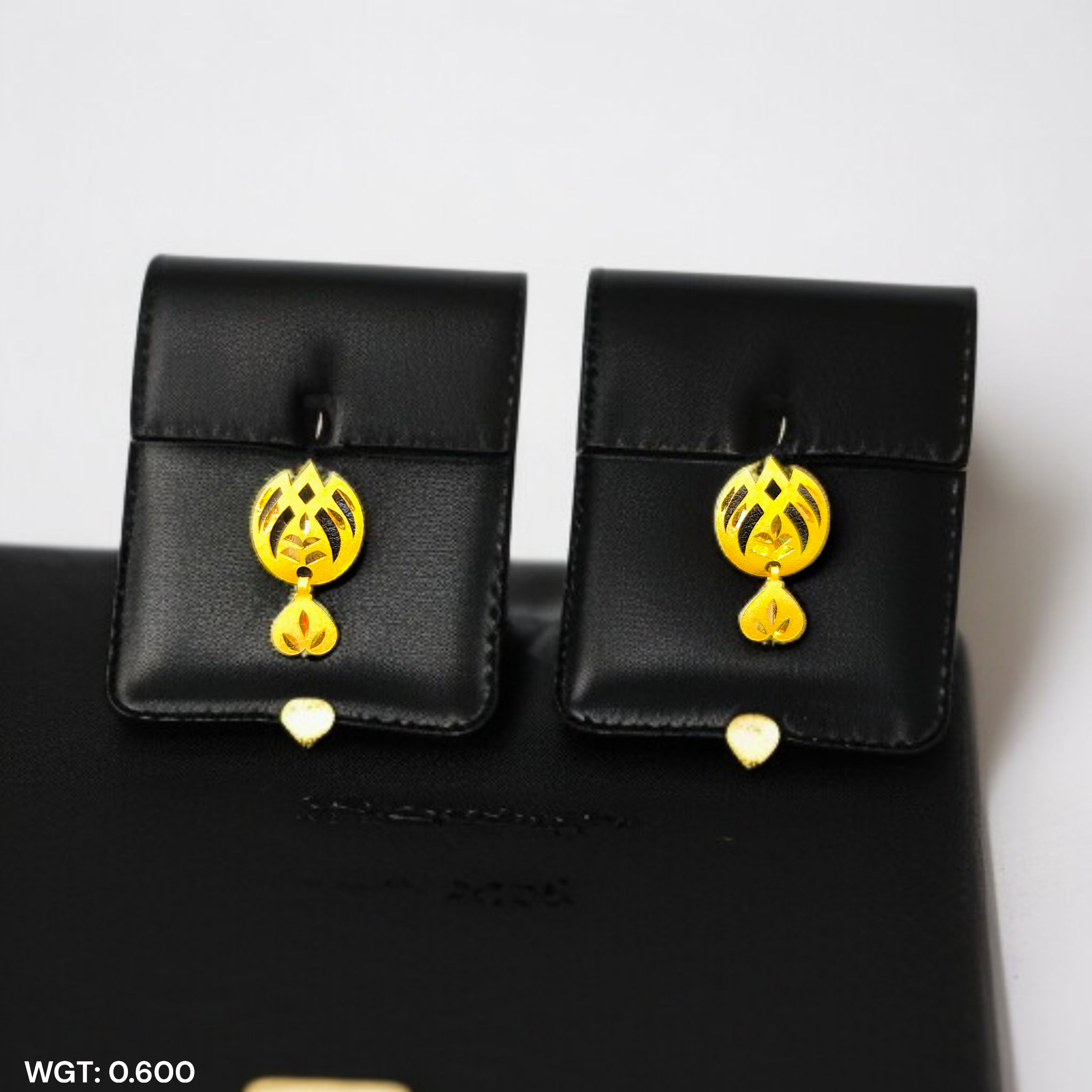 (GSE22) BIS CERTIFIED WGT: 0.600 GM APPROX HUID HALLMARK 916 22KT GOLD TOPS 1 PAIR FOR WOMEN.