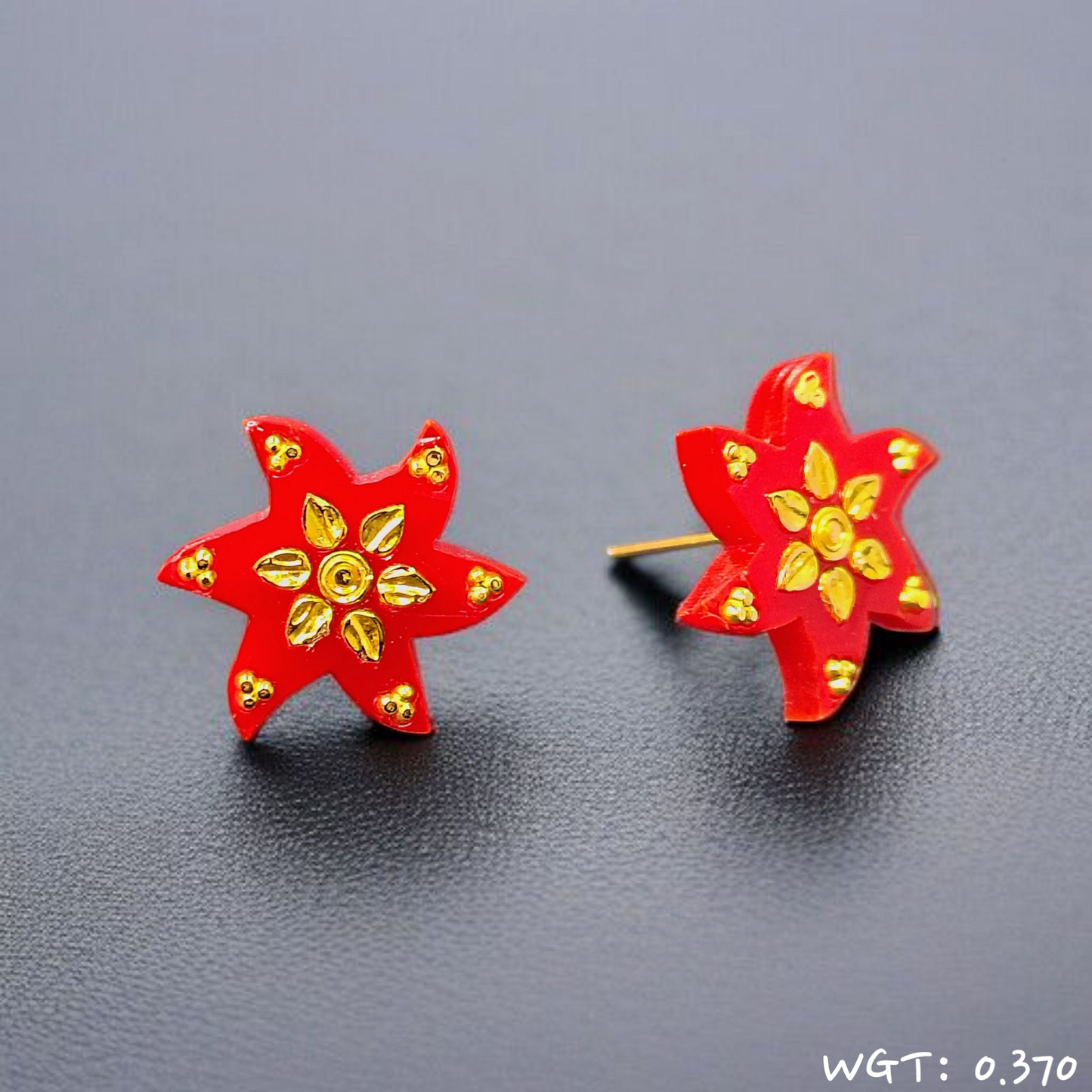 TRJ WGT: 0.370 GM APPROX HUID HALLMARK 22KT GOLD POLA TOPS 1 PAIR FOR WOMEN.
