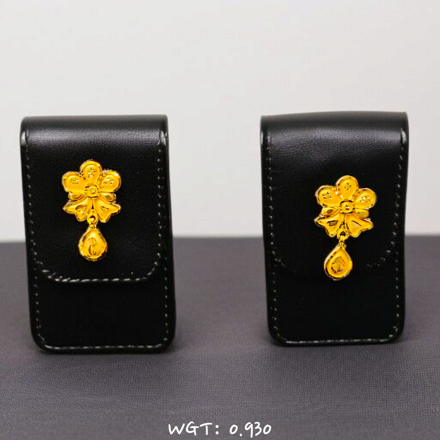 RAJLAXMI WGT: 0.930 GM APPROX HUID HALLMARK 916 22KT GOLD EAR TOPS STUD 1 PAIR FOR REGULAR USE.