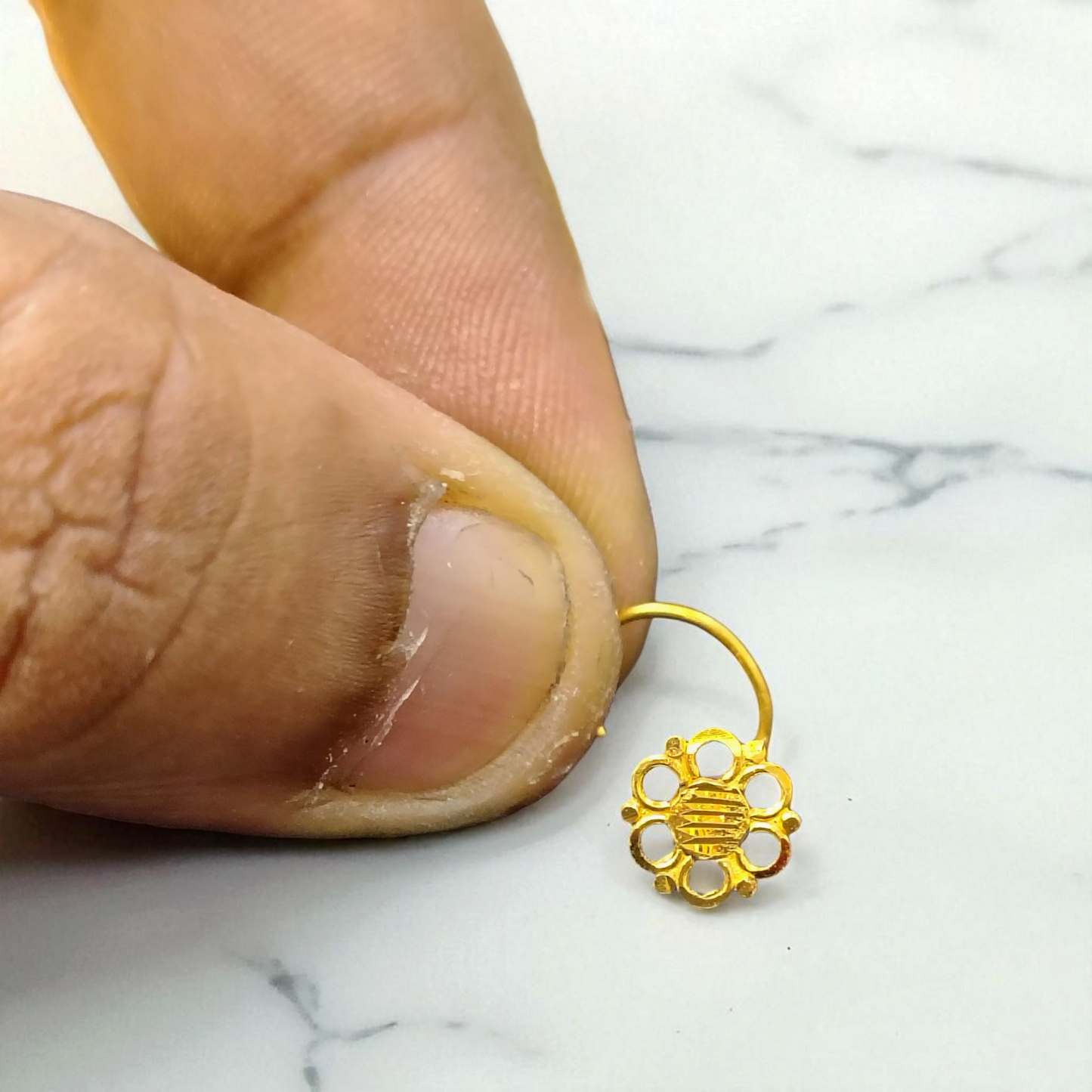 RAJLAXMI WGT: 0.320 GM APPROX HUID HALLMARK 22KT GOLD NOSEPIN 1 PIECE FOR WOMEN.