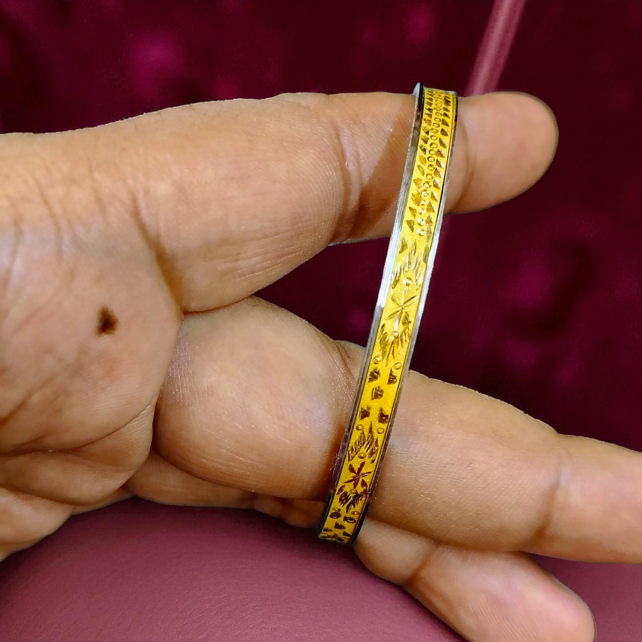 (GSN22) TRJ (SIZE: 25) WGT: 1.240 GM APPROX 22KT HUID HALLMARK GOLD NOA BANGLES (LAZER CHILA) 1 PIECE.