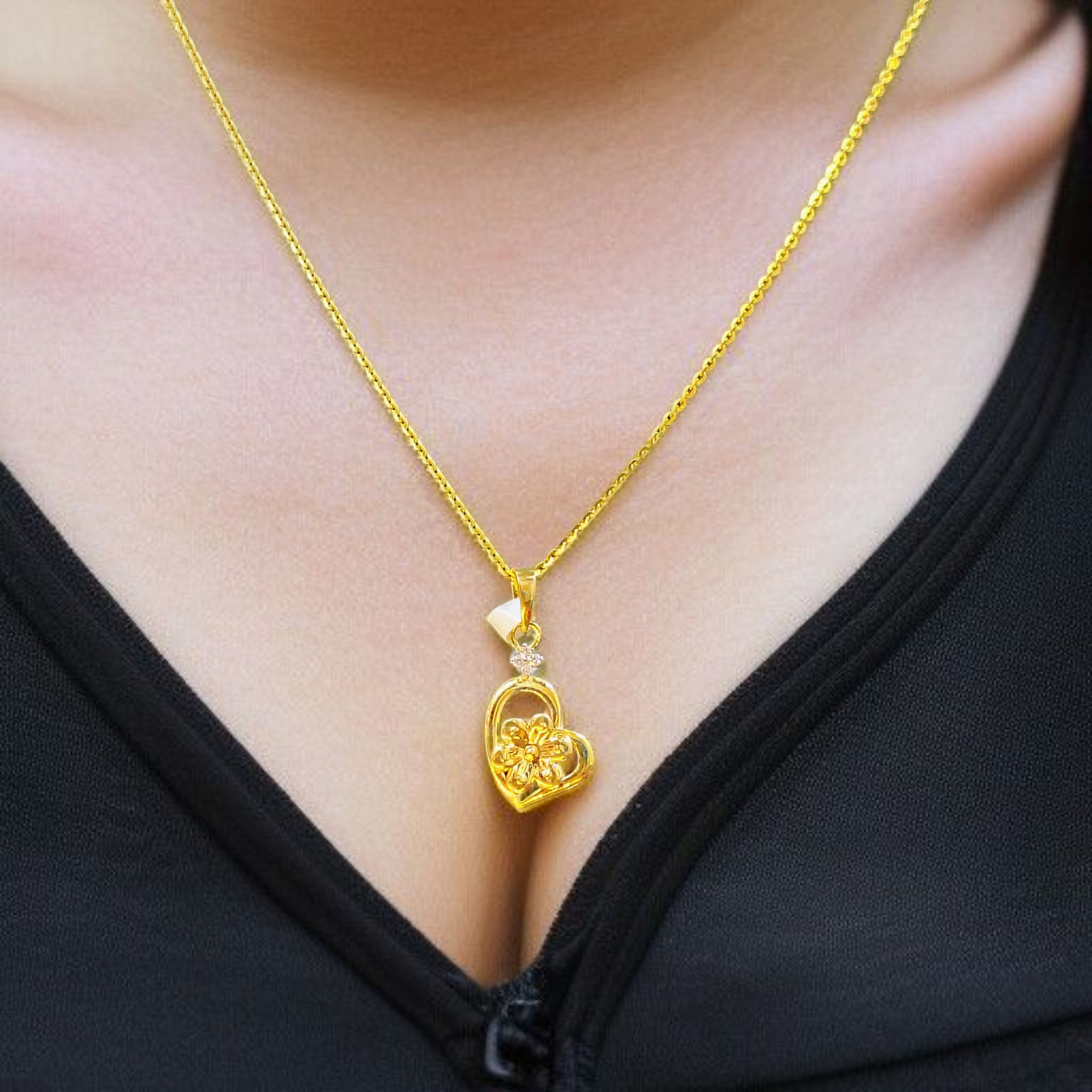 (GLC18) RAJLAXMI DIAMOND JEWELLERY - WGT: 1.010 GM - NATURAL DIAMOND (0.02 CENT) HUID HALLMARK 18KT DIAMOND PENDANT LOCKET FOR WOMEN WITH CERTIFICATE OF AUTHENTICITY BY ZORBA (DESIGN NO: PTAP0152) *CHAIN NOT INCLUDED.