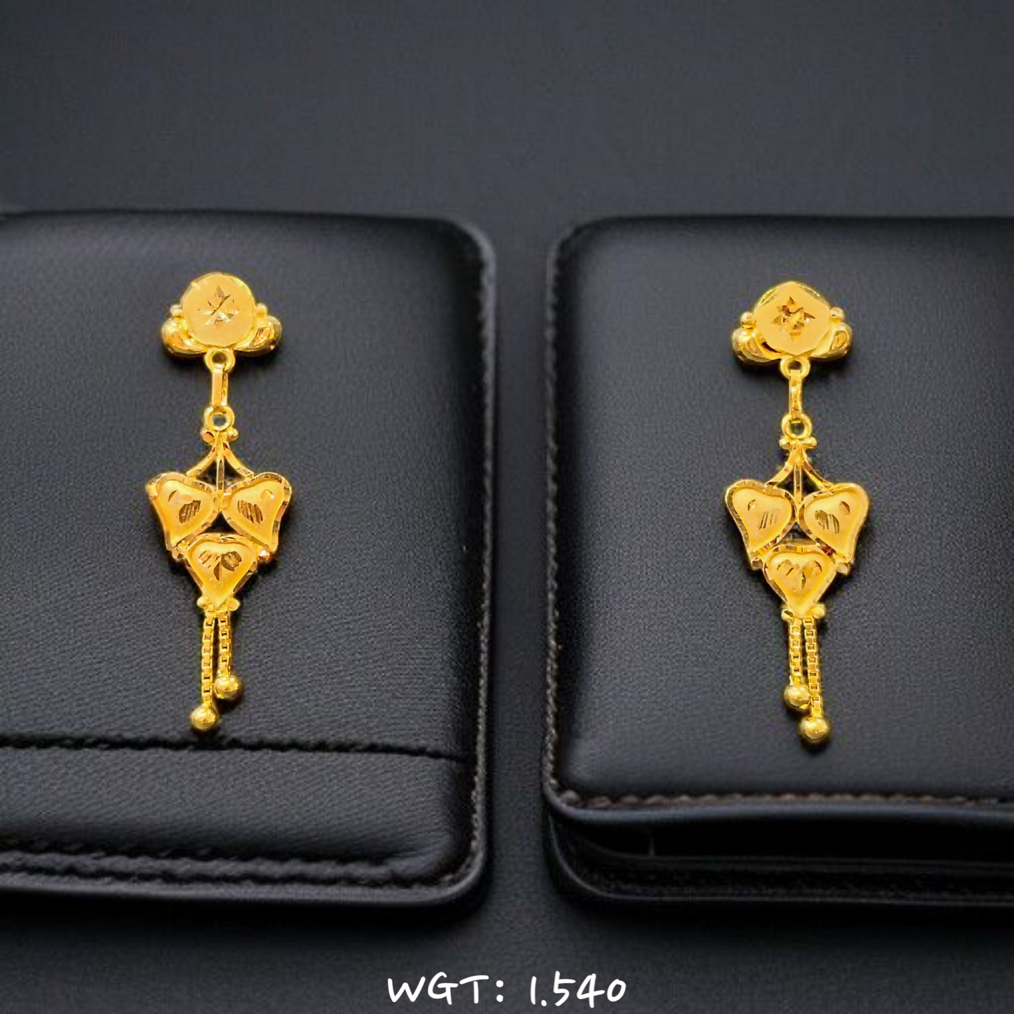 TRJ WGT: 1.540 GM APPROX HUID HALLMARK 22KT GOLD EARRINGS 1 PAIR FOR WOMEN.