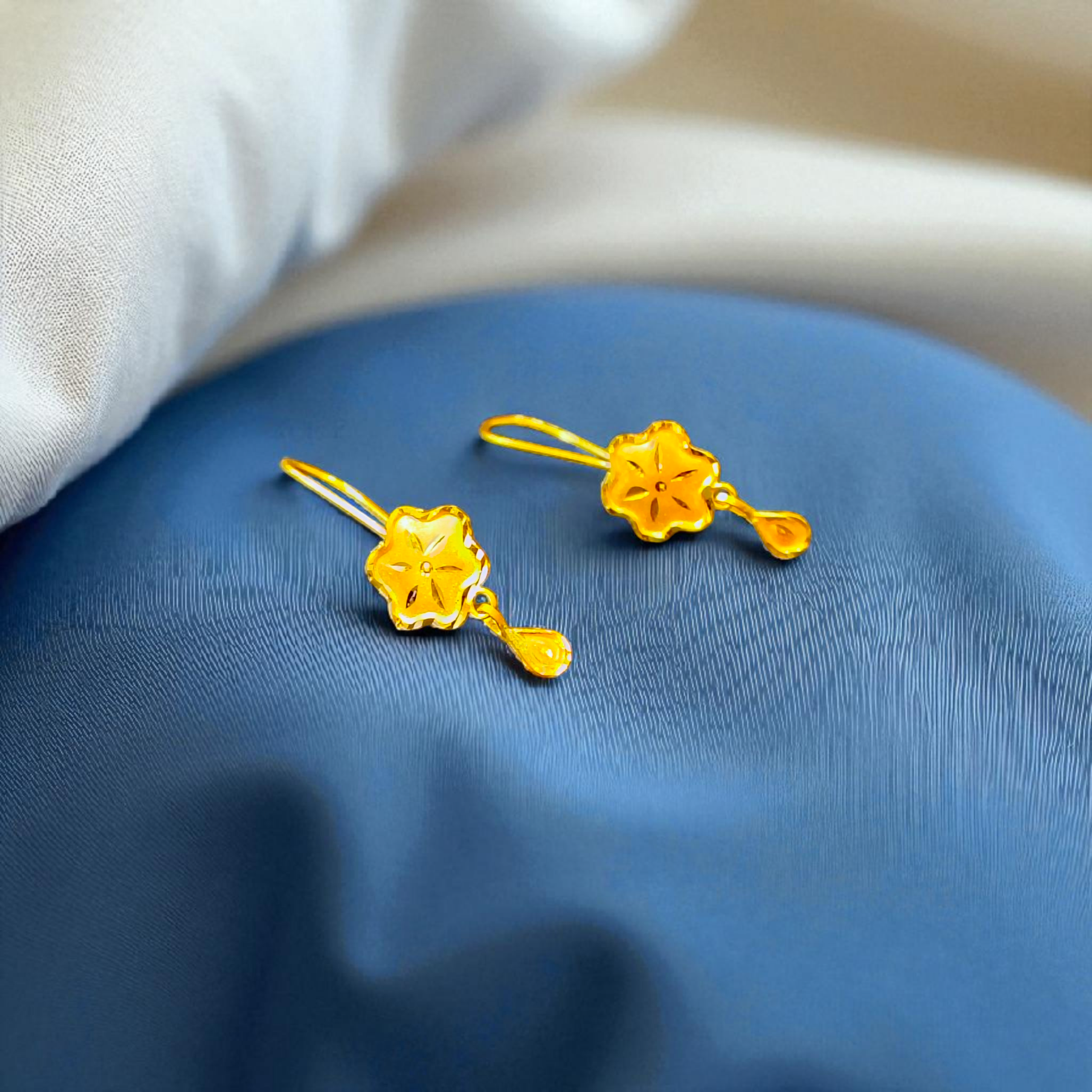(GSE50) FLOWER DESIGN (50 TONCH) KDM GOLD EAR TOPS (CEPTIPIN HOOK) FOR TEENAGER 1 PAIR APPROX WGT: 0.380 GM.
