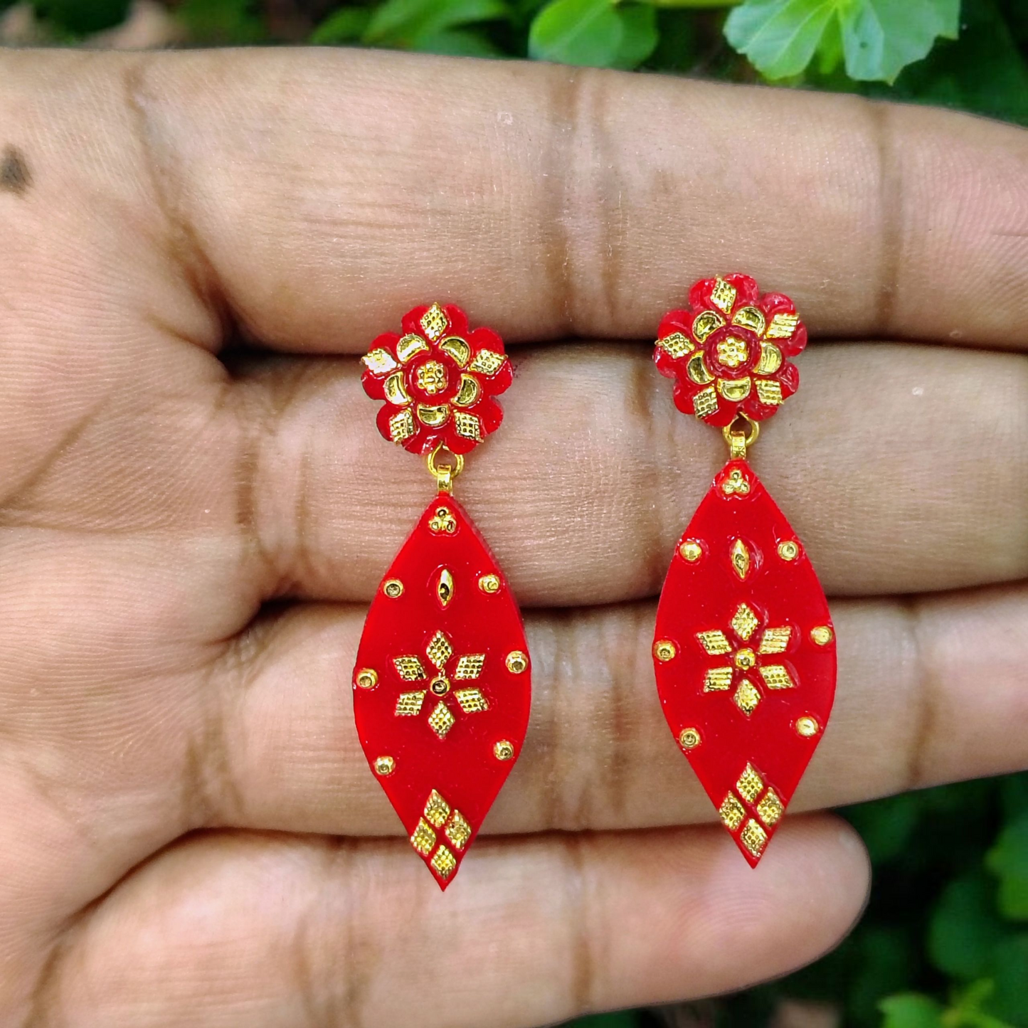 TRJ WGT: 0.750 GM APPROX HUID HALLMARK 22KT GOLD POLA EARRINGS 1 PAIR FOR WOMEN.