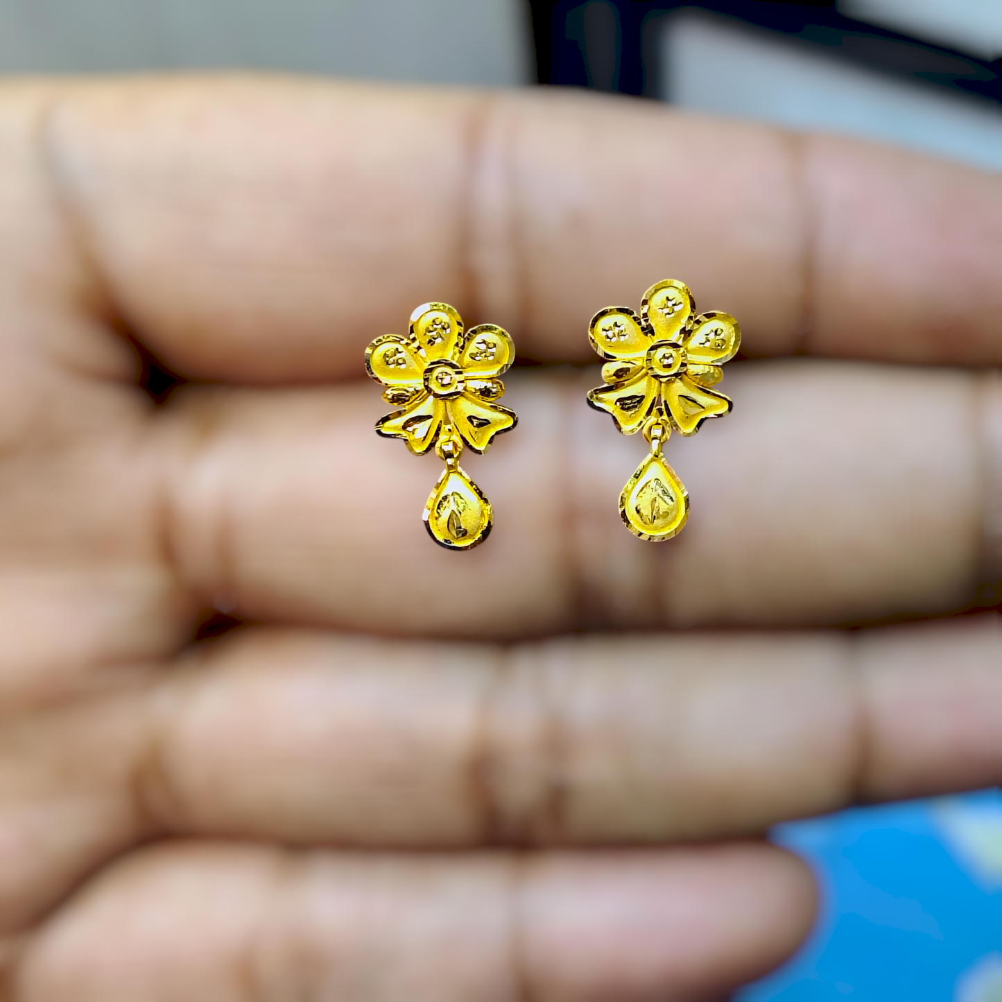 RAJLAXMI WGT: 0.930 GM APPROX HUID HALLMARK 916 22KT GOLD EAR TOPS STUD 1 PAIR FOR REGULAR USE.