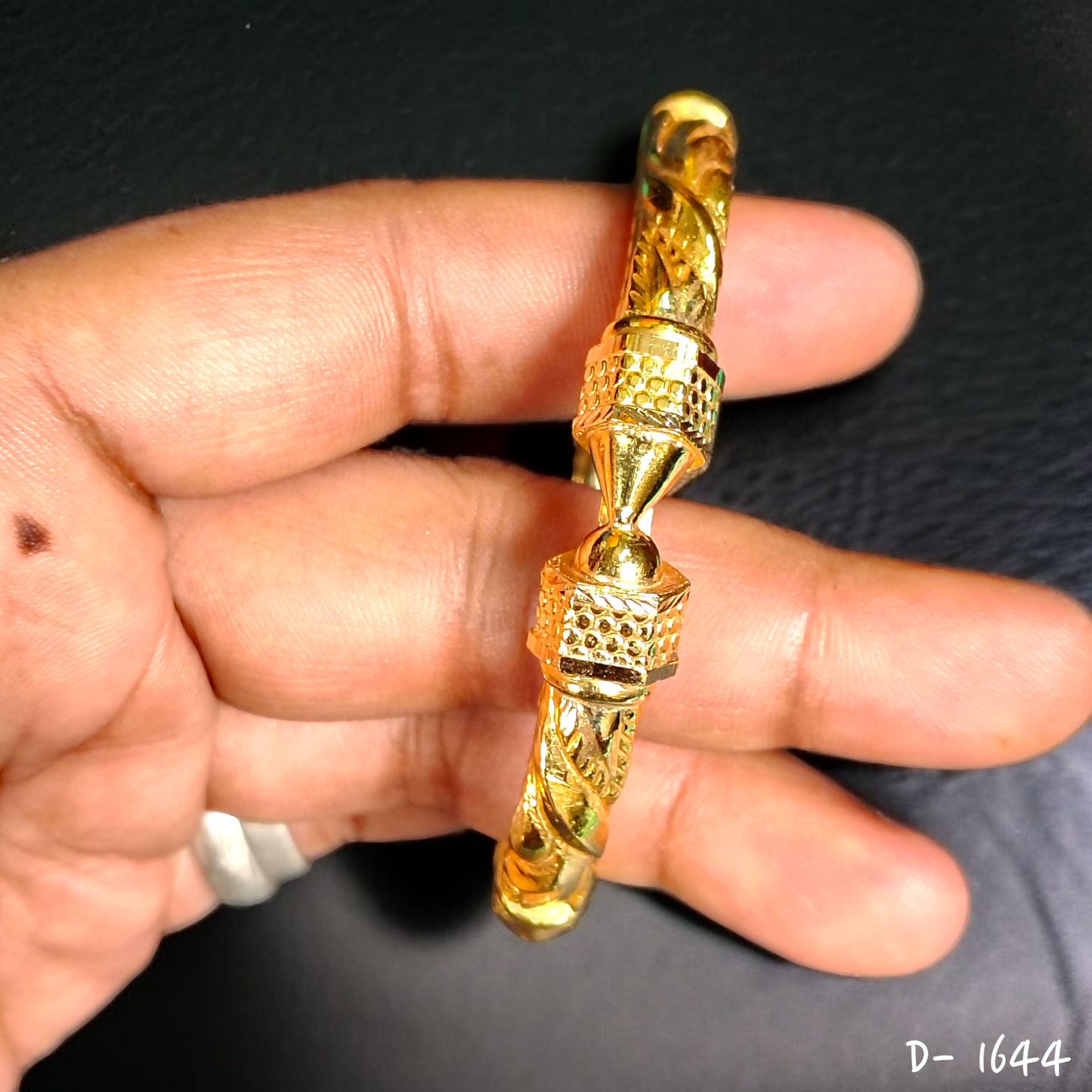 TRJ (SIZE: 26) HALLMARK 22KT GOLD COVERING BALA 1 PIECE APPROX WGT: 3.300 GM WITH XRF BARCODE PURITY CARD FOR WOMEN - (BILL & CARD MANDATORY- FOR EXCHANGE LIFETIME IN STORE ONLY).