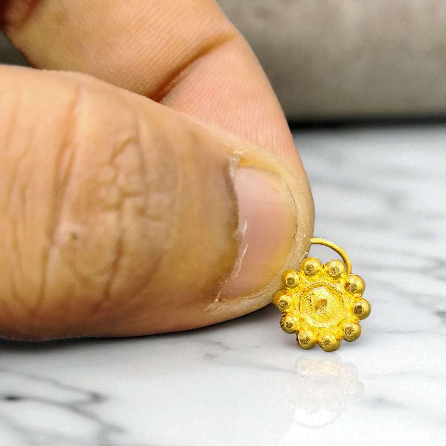 RAJLAXMI WGT: 0.390 GM APPROX HUID HALLMARK 22KT GOLD NOSEPIN 1 PIECE FOR WOMEN.