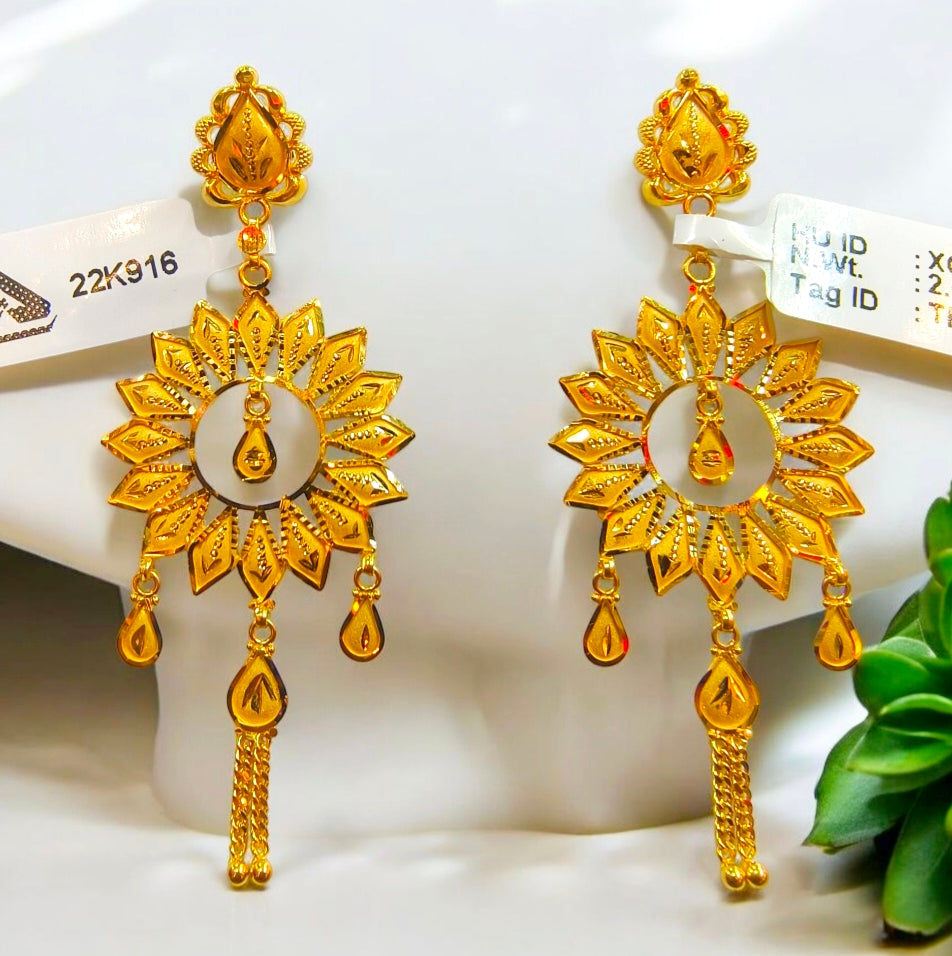 BIS CERTIFIED WGT: 5.190 GM APPROX HUID HALLMARK 916 22KT GOLD EARRINGS 1 PAIR FOR WOMEN.