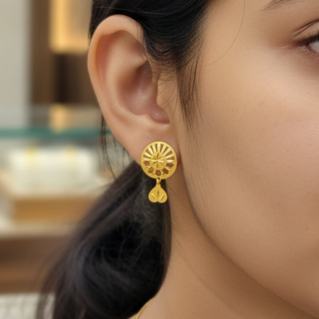 (GSE22) BIS CERTIFIED WGT: 0.650 GM APPROX HUID HALLMARK 916 22KT GOLD TOPS 1 PAIR FOR WOMEN.