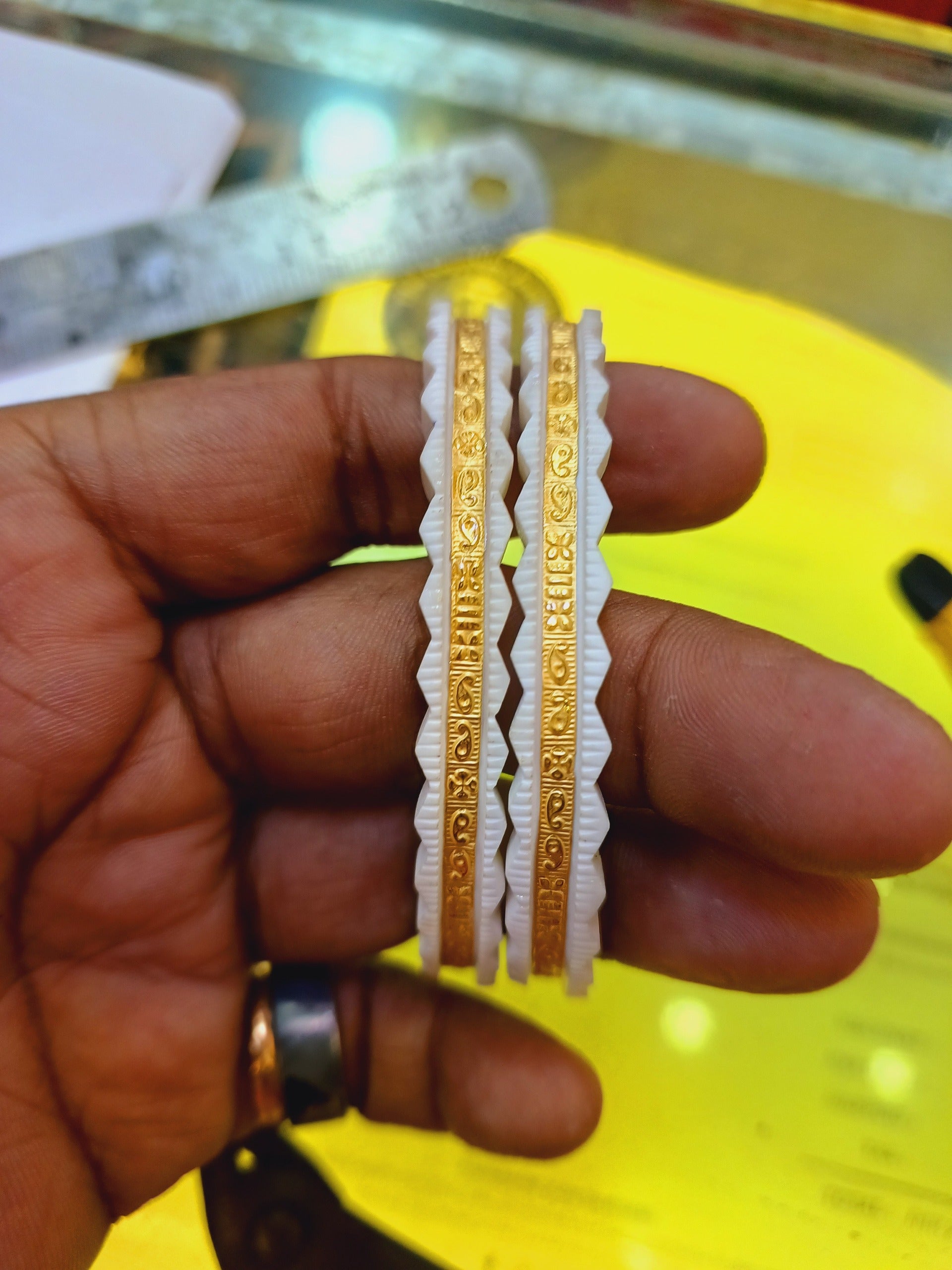 (GSB22) RAJLAXMI BUMMER THOKAI HALLMARK 22KT GOLD RAJKOT SAKHA BADHANO APPROX. WGT: 0.600 GM (NOT FOR REGULAR USE- ONLY OCCASION PURPOSE)
