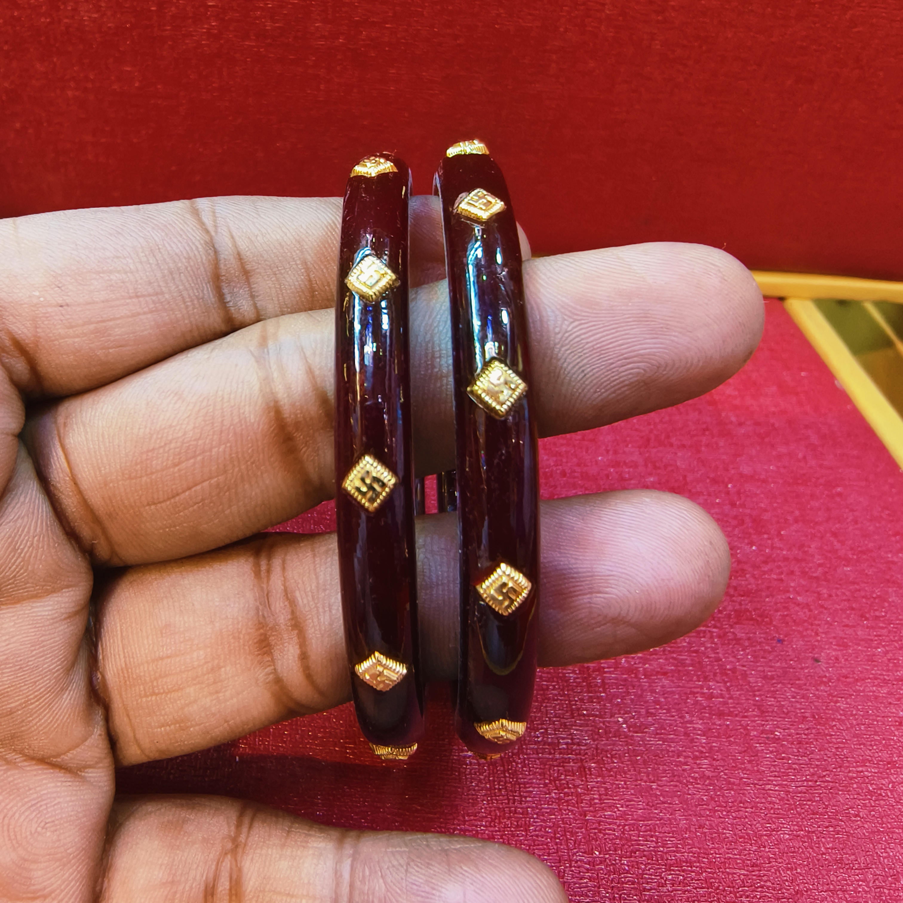 (GPPB) COFFEE SWASTIK MEDIUM LOCAL (50 TONCH) KDM GOLD PASTING POLA BADHANO 1 PAIR FOR REGULAR USE APPROX WGT: 0.400 GM (NOTE: DEDUCTION OF WGT: 0.100 GM WHEN EXCHANGED WITH ANY JEWELLERY FOR LIFETIME)