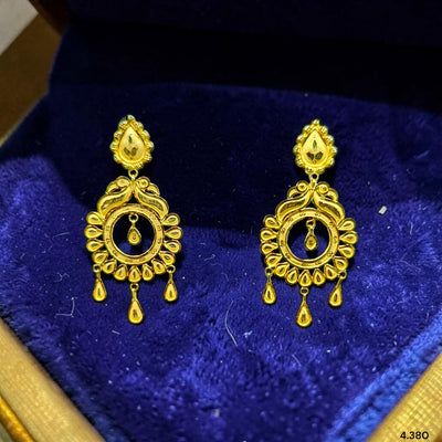 GOLD EARRINGS- (A7SZ7M)-(3P4HBX) (WGT: 4.380 GM APPROX) BIS CERTIFIED HUID HALLMARK 916 22KT GOLD EARRINGS 1 PAIR FOR WOMEN.