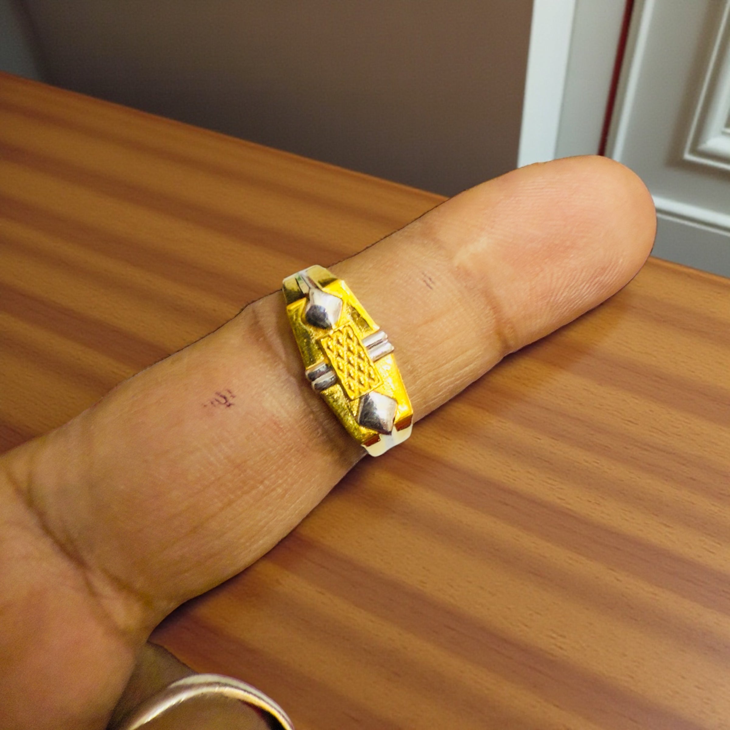 GENTS FINGER RING (GGFR9) TRJ (SIZE:20) WGT: 1.700 GM APPROX BIS CERTIFIED HUID HALLMARK 9KT GOLD FINGER RING FOR MEN 1 PIECE FOR REGULAR USE.