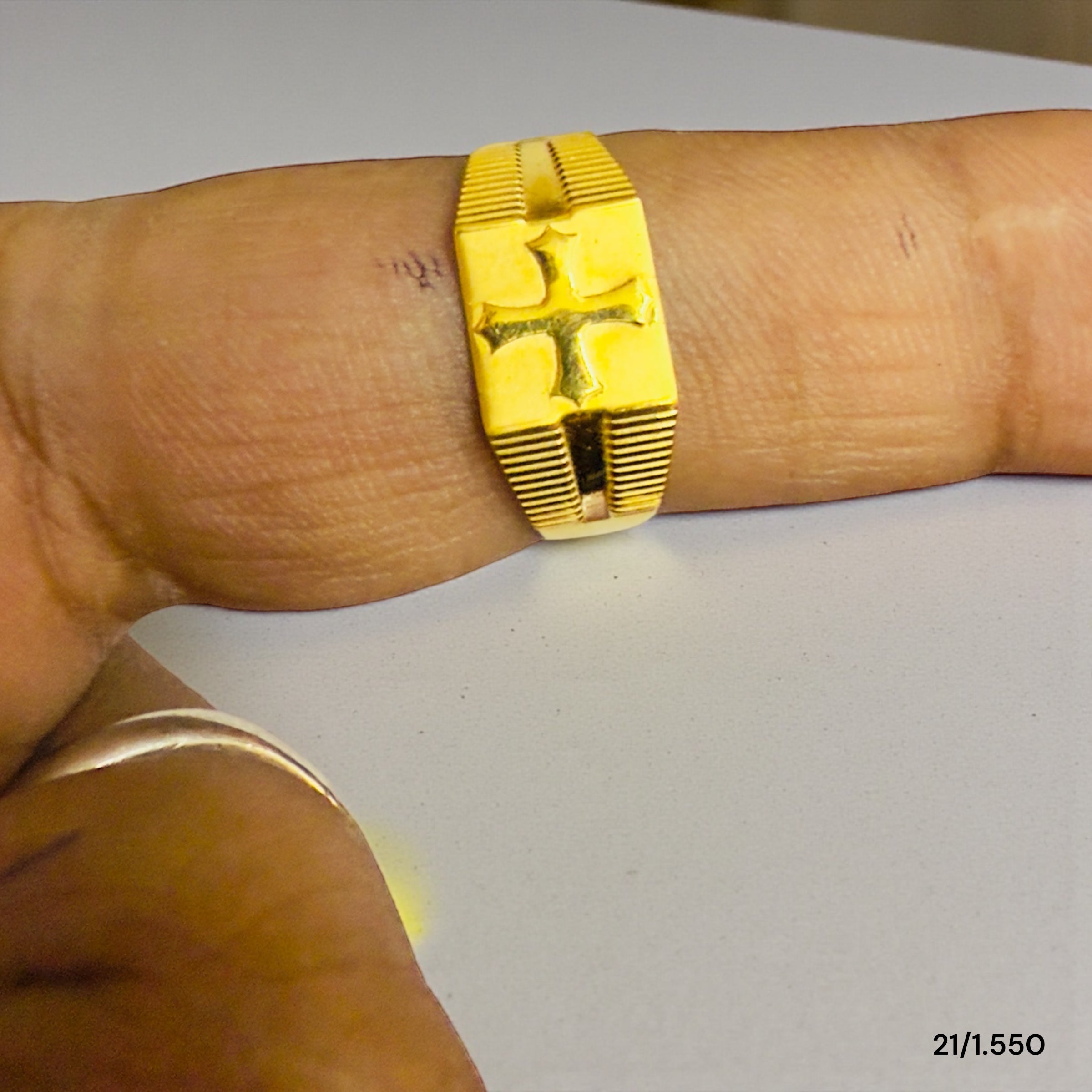 GENTS RING- TRJ (SIZE:21) WGT: 1.550 GM APPROX BIS CERTIFIED HUID HALLMARK 9KT GOLD FINGER RING FOR MEN 1 PIECE.