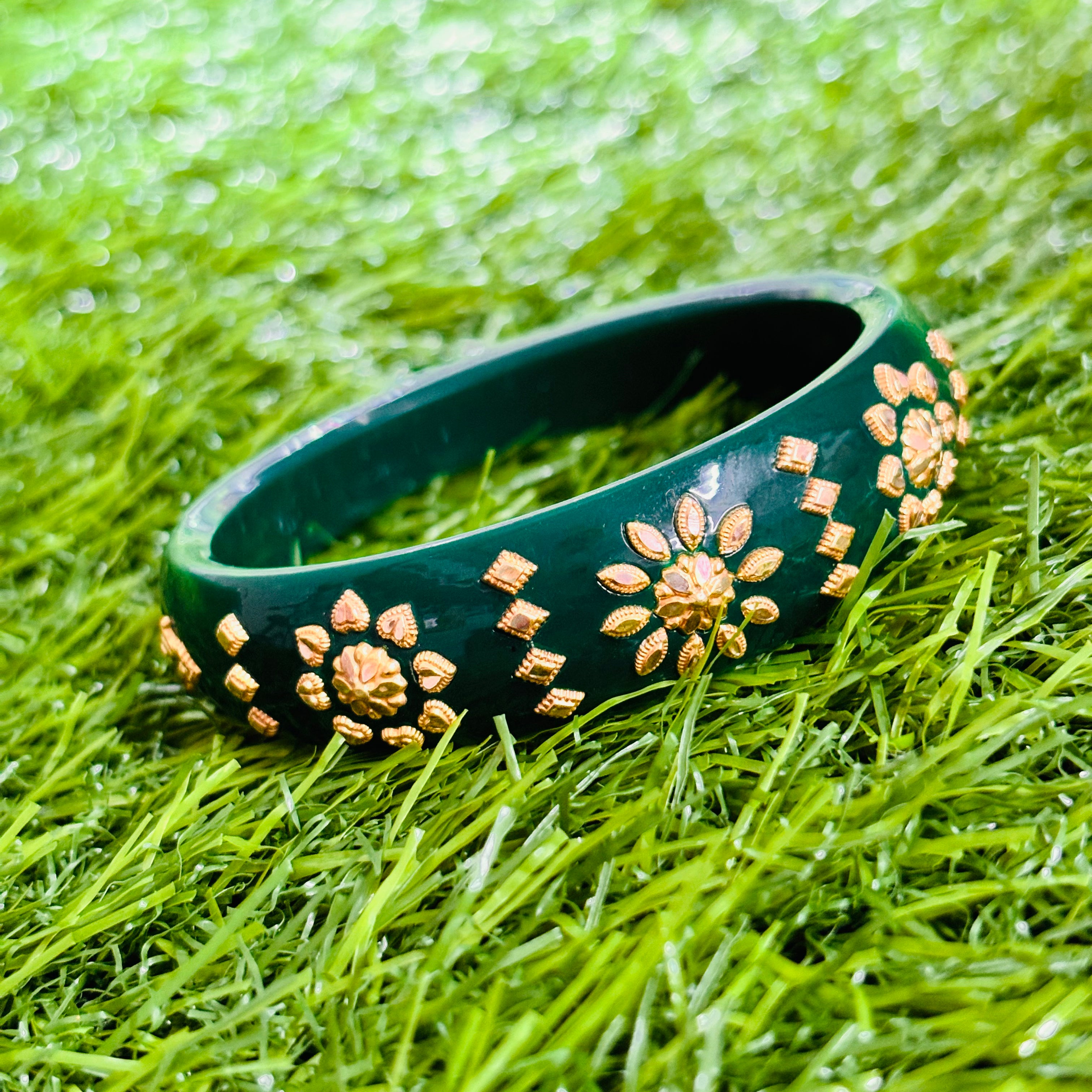 (GBP50) RAJLAXMI (MTO) ELEGANCE DESIGN GREEN COLOUR (50 TONCH) KDM GOLD BRACELET POLA 1 PIECE FOR MARRIED WOMEN (REGULAR USE) APPROX WGT: 0.400 GM SOLD ON MRP BY MAHALAXMI.