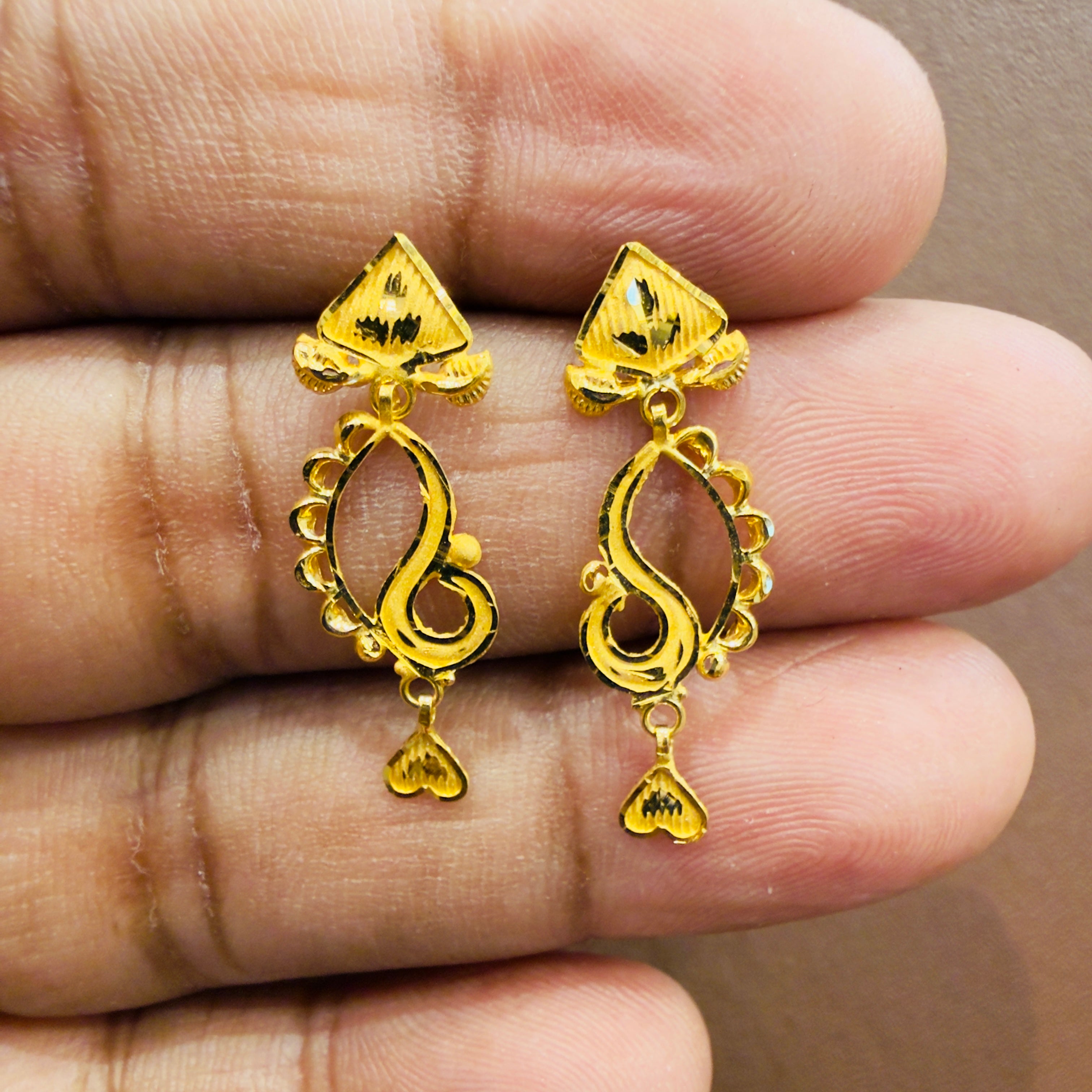 GOLD EARRINGS- WGT: 1.080 GM APPROX BIS CERTIFIED HUID HALLMARK 916 22KT GOLD EARRINGS KANBALA 1 PAIR FOR WOMEN.