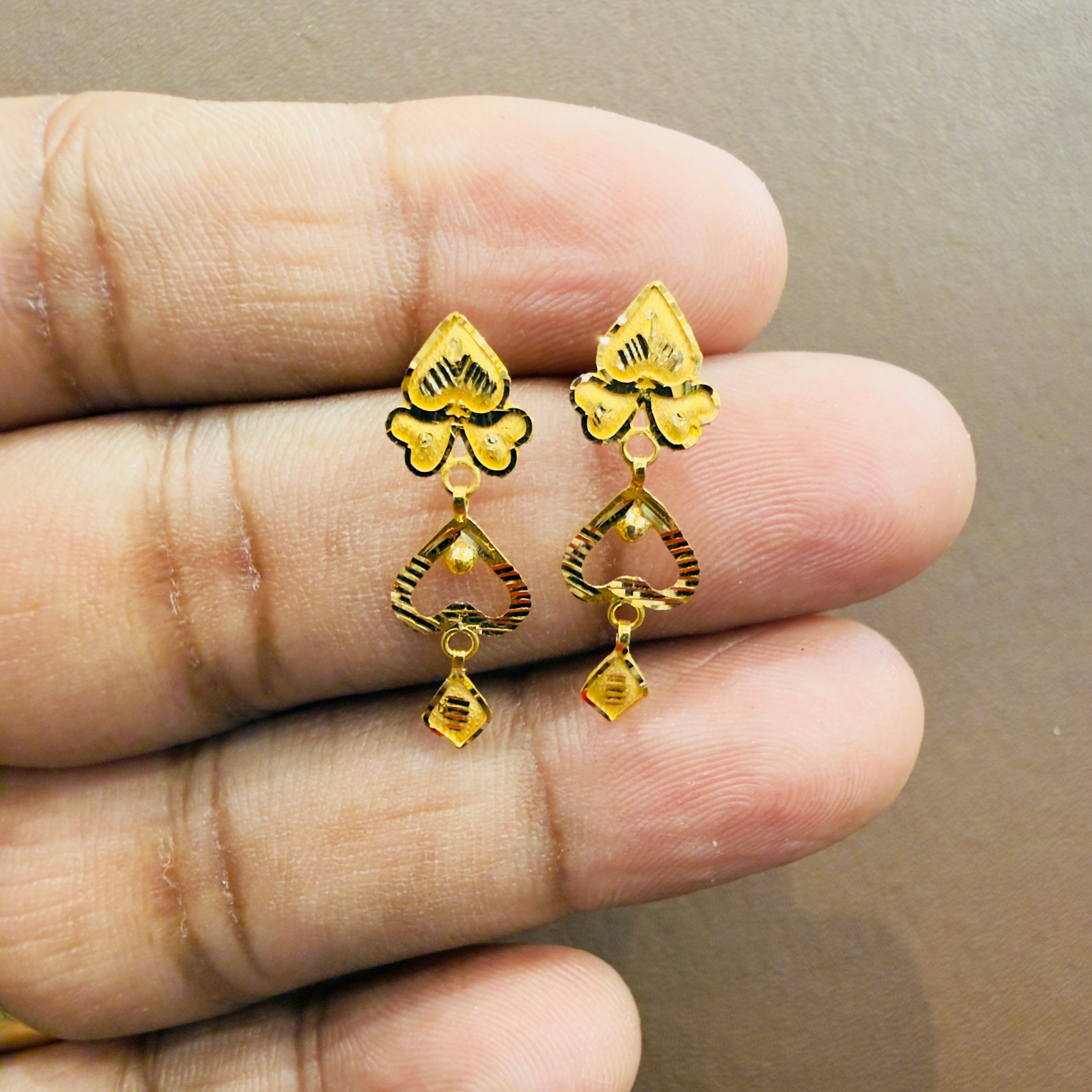 GOLD EARRINGS- WGT: 0.760 GM APPROX BIS CERTIFIED HUID HALLMARK 916 22KT GOLD EARRINGS KANBALA 1 PAIR FOR WOMEN.