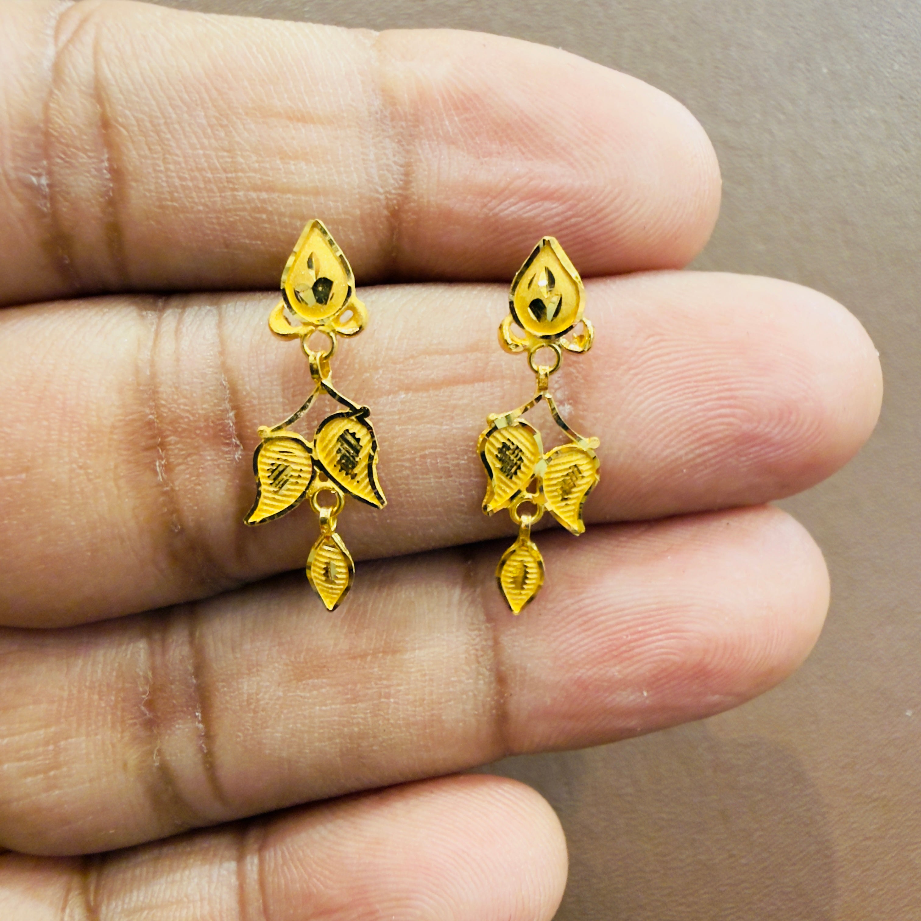 GOLD EARRINGS- WGT: 0.860 GM APPROX BIS CERTIFIED HUID HALLMARK 916 22KT GOLD EARRINGS KANBALA 1 PAIR FOR WOMEN.