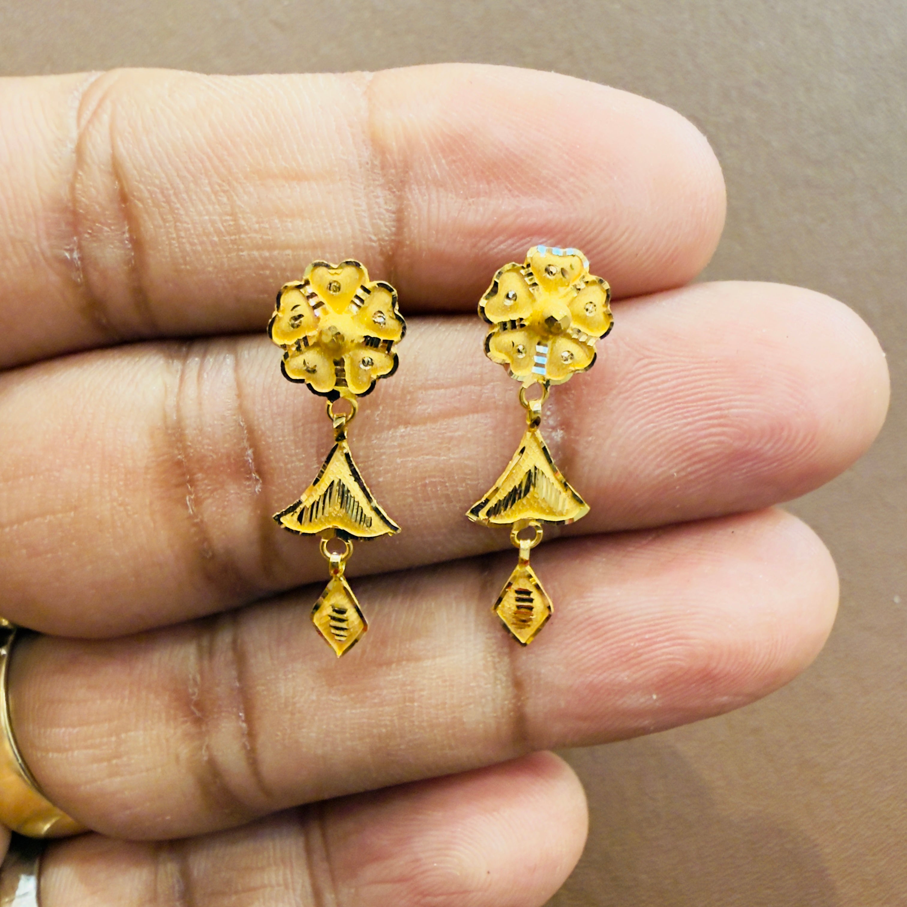GOLD EARRINGS- WGT: 0.940 GM APPROX BIS CERTIFIED HUID HALLMARK 916 22KT GOLD EARRINGS KANBALA 1 PAIR FOR WOMEN.