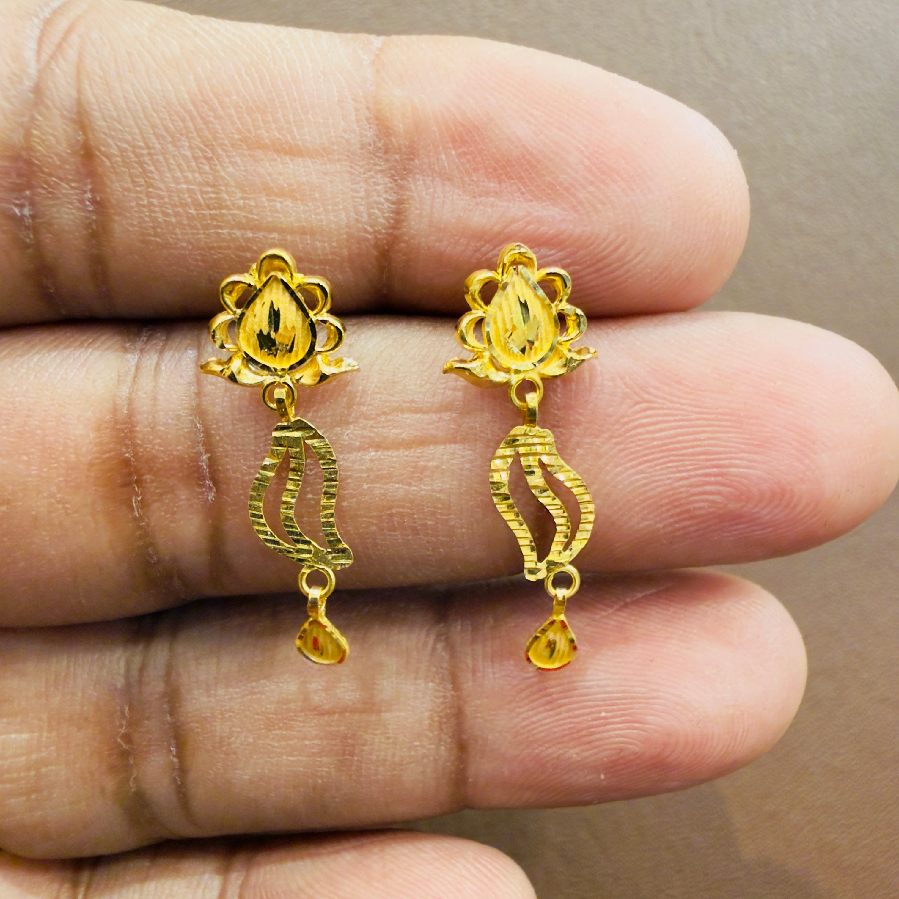 GOLD EARRINGS- WGT: 0.860 GM APPROX BIS CERTIFIED HUID HALLMARK 916 22KT GOLD EARRINGS KANBALA 1 PAIR FOR WOMEN.