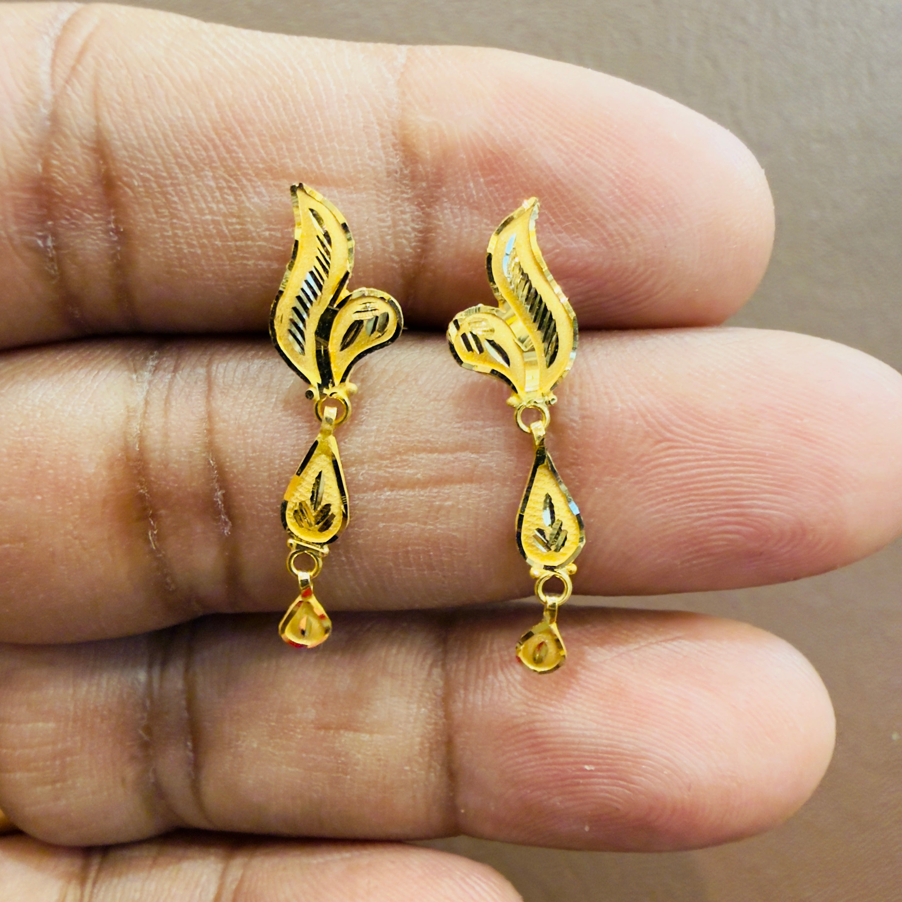 GOLD EARRINGS- WGT: 0.710 GM APPROX BIS CERTIFIED HUID HALLMARK 916 22KT GOLD EARRINGS KANBALA 1 PAIR FOR WOMEN.