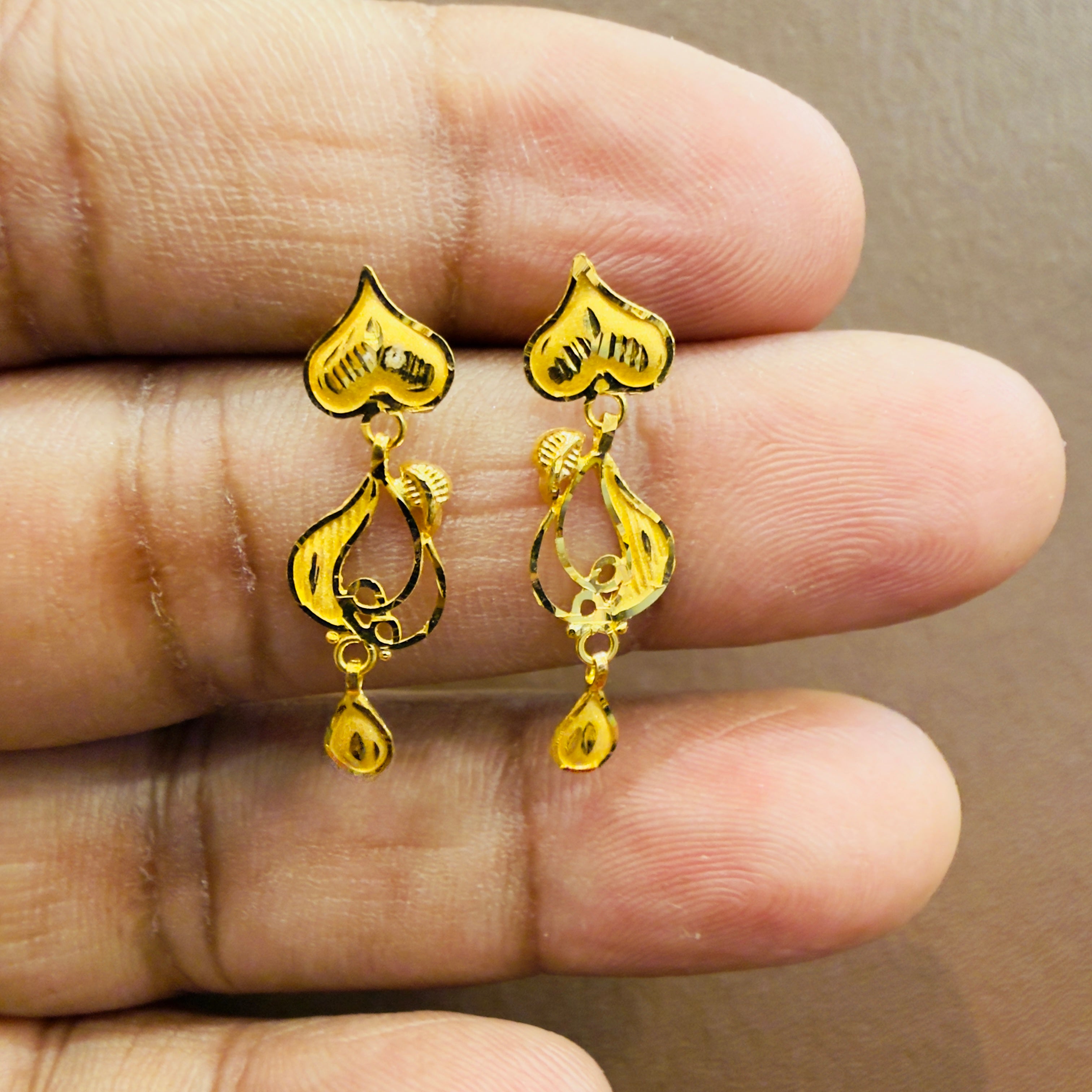 GOLD EARRINGS- WGT: 0.850 GM APPROX BIS CERTIFIED HUID HALLMARK 916 22KT GOLD EARRINGS KANBALA 1 PAIR FOR WOMEN.