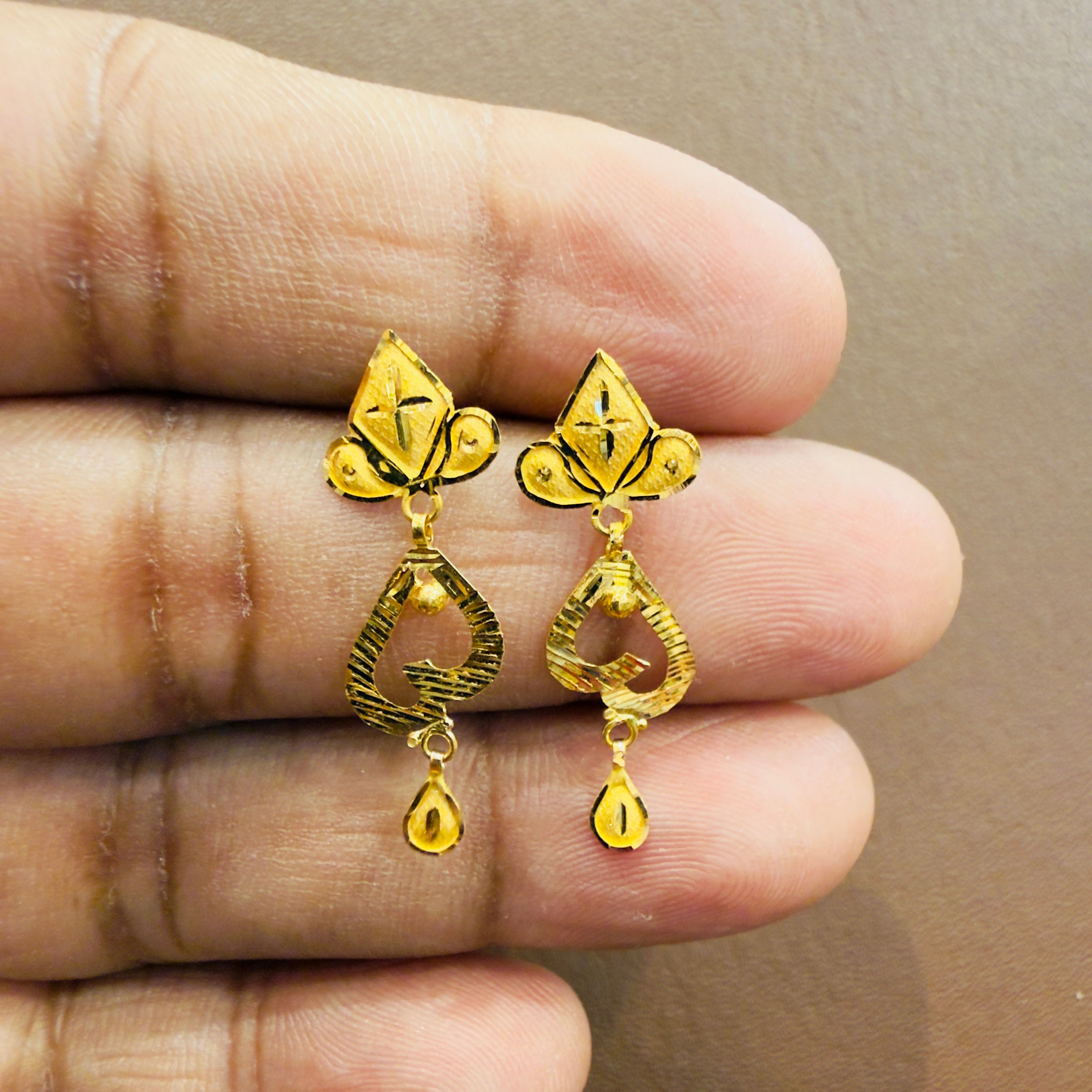 GOLD EARRINGS- WGT: 0.950 GM APPROX BIS CERTIFIED HUID HALLMARK 916 22KT GOLD EARRINGS KANBALA 1 PAIR FOR WOMEN.