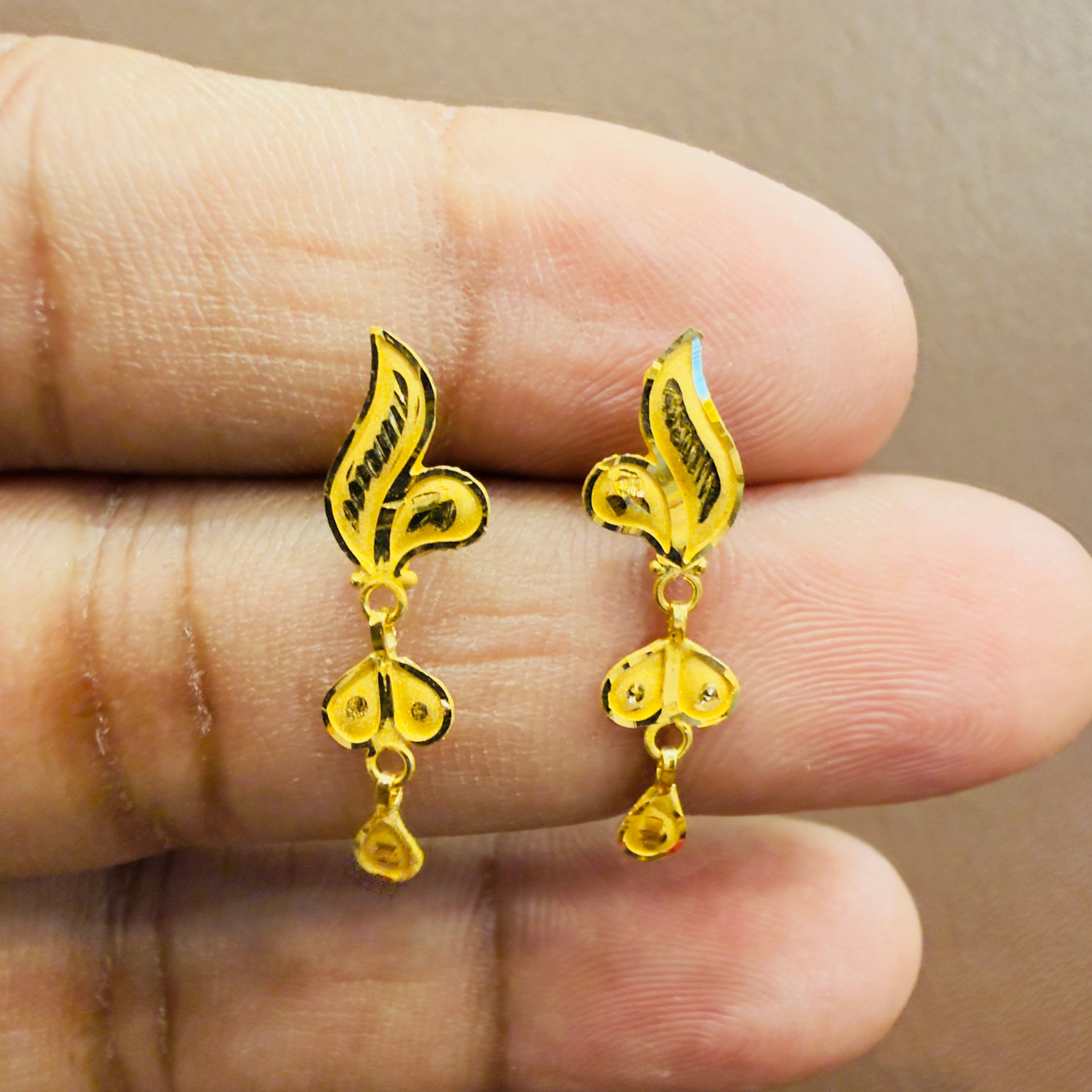 GOLD EARRINGS- WGT: 0.690 GM APPROX BIS CERTIFIED HUID HALLMARK 916 22KT GOLD EARRINGS KANBALA 1 PAIR FOR WOMEN.