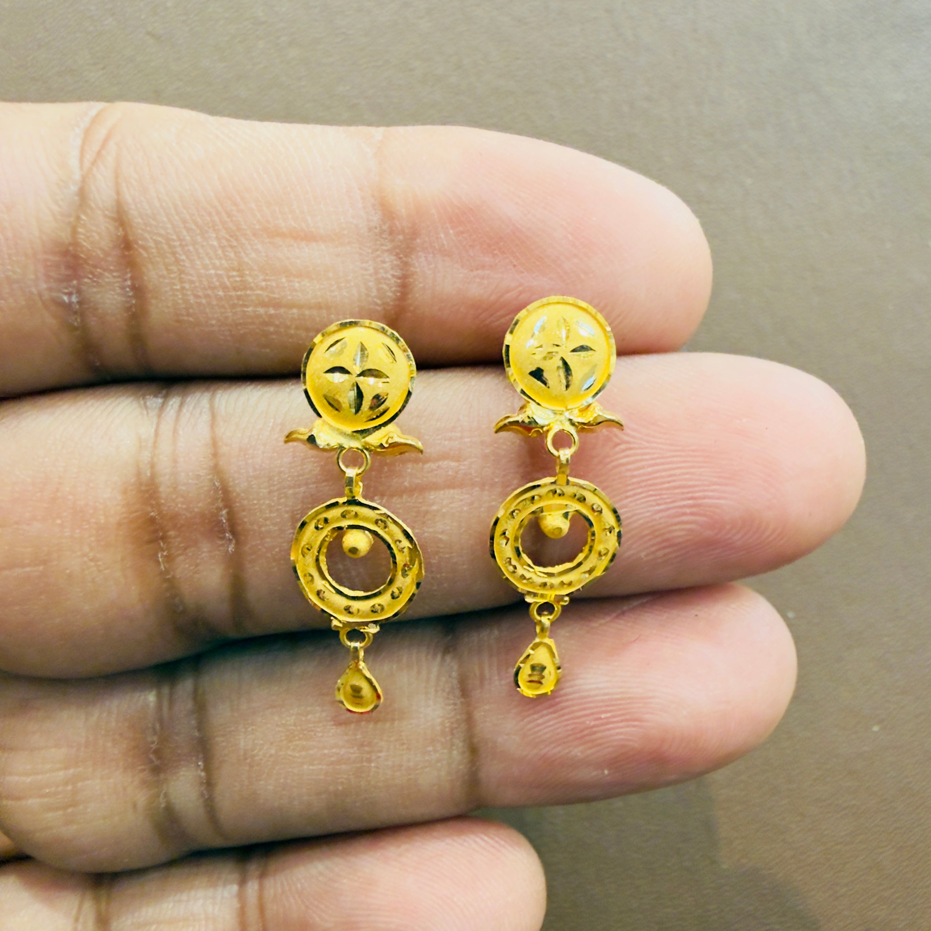 GOLD EARRINGS- WGT: 0.950 GM APPROX BIS CERTIFIED HUID HALLMARK 916 22KT GOLD EARRINGS KANBALA 1 PAIR FOR WOMEN.