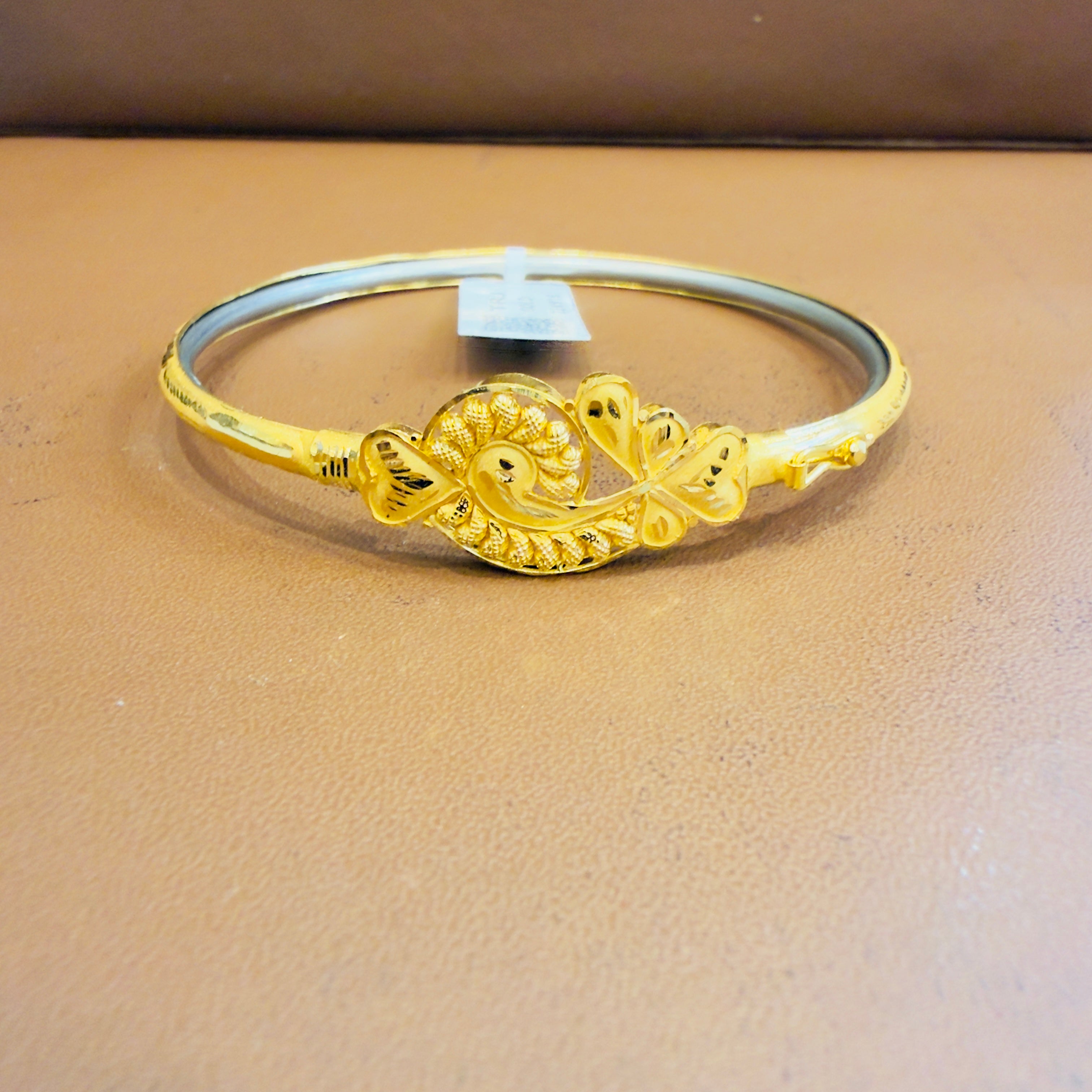 GOLD NOA- (SIZE: 25) WGT: 3.910 GM APPROX BIS CERTIFIED HUID HALLMARK 22KT GOLD NOA BADHANO BANGLES 1 PIECE FOR WOMEN.