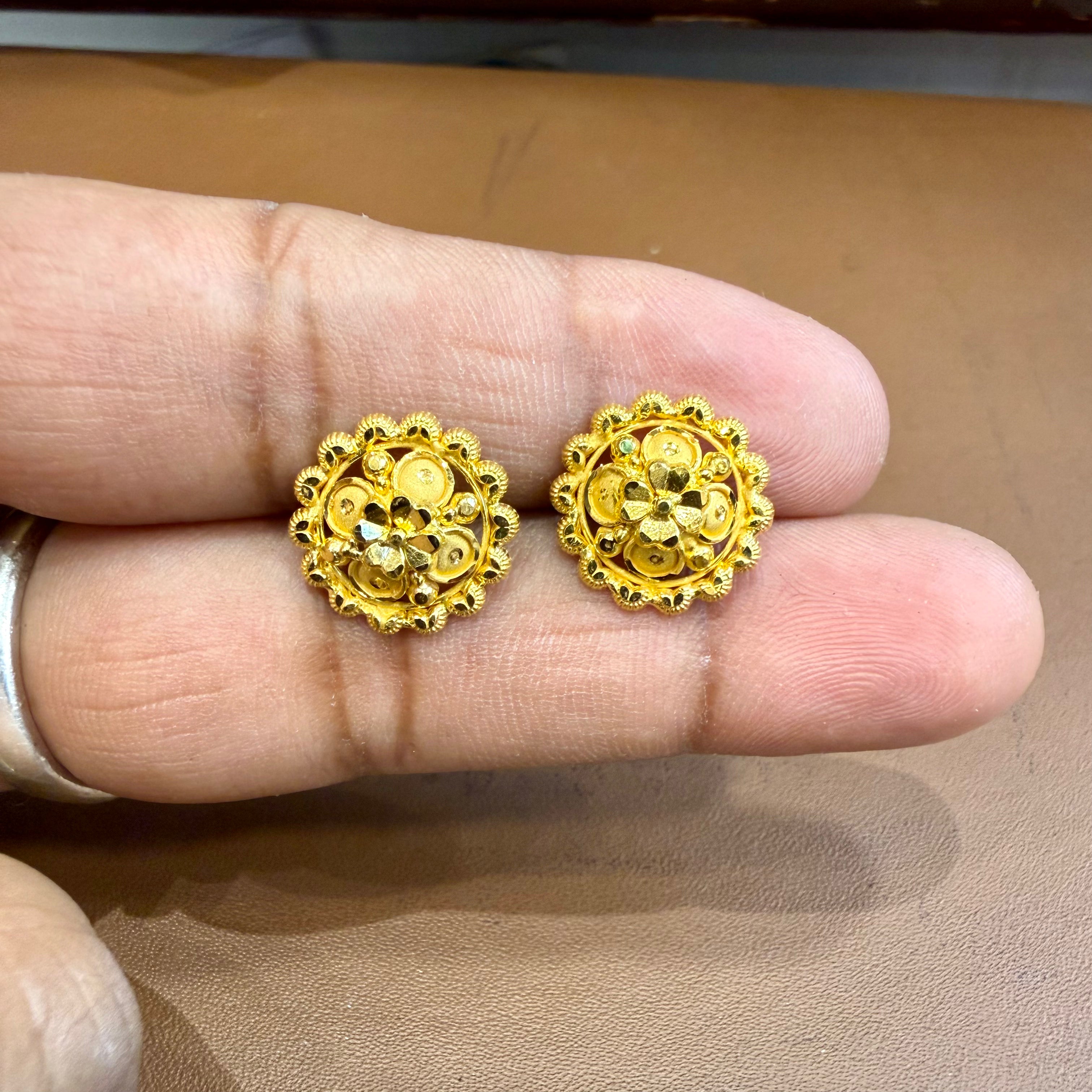 GOLD TOPS- WGT: 2.090 GM APPROX HUID HALLMARK 22KT 916 GOLD TOPS 1 PAIR FOR WOMEN.