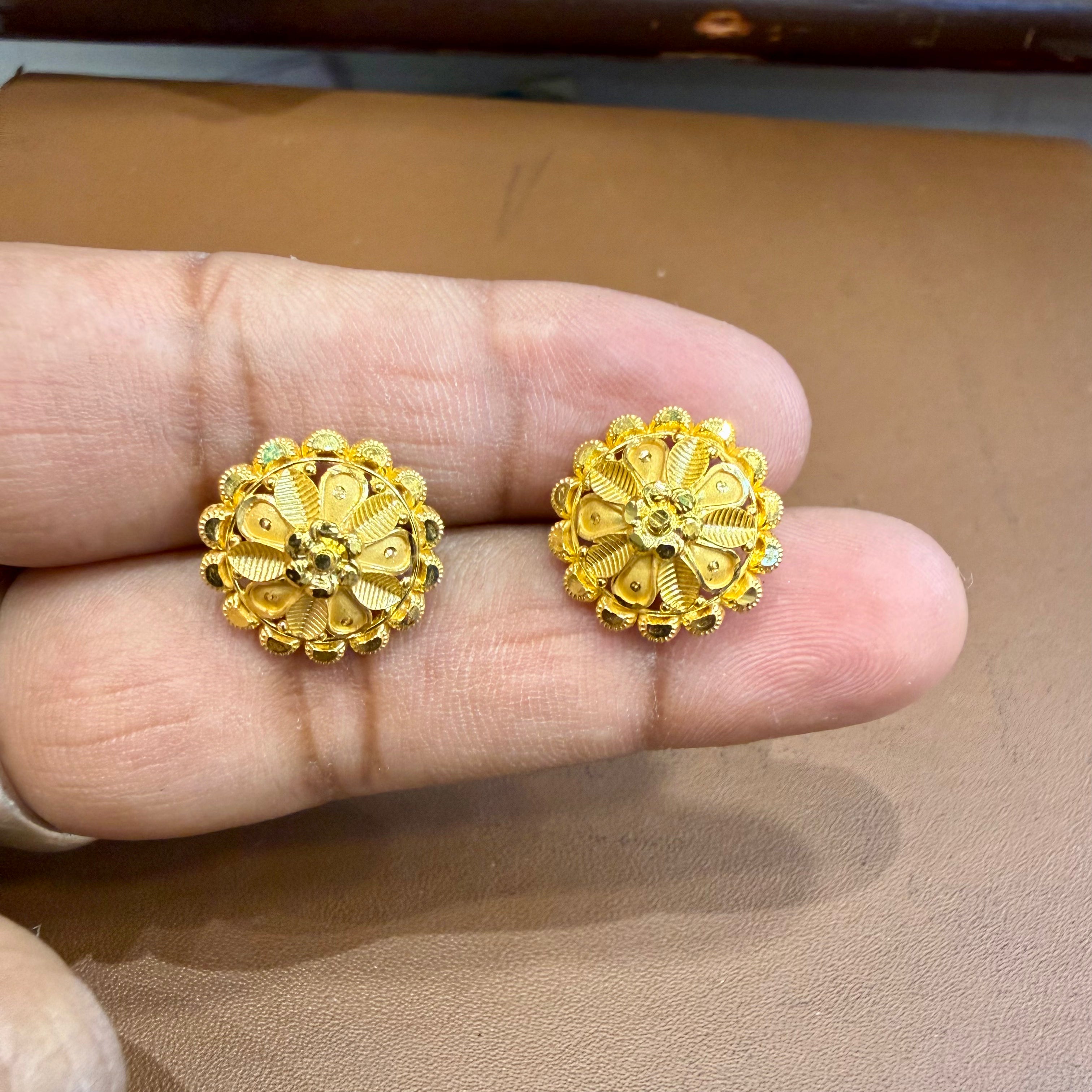 GOLD TOPS- WGT: 3.060 GM APPROX HUID HALLMARK 22KT 916 GOLD TOPS 1 PAIR FOR WOMEN.