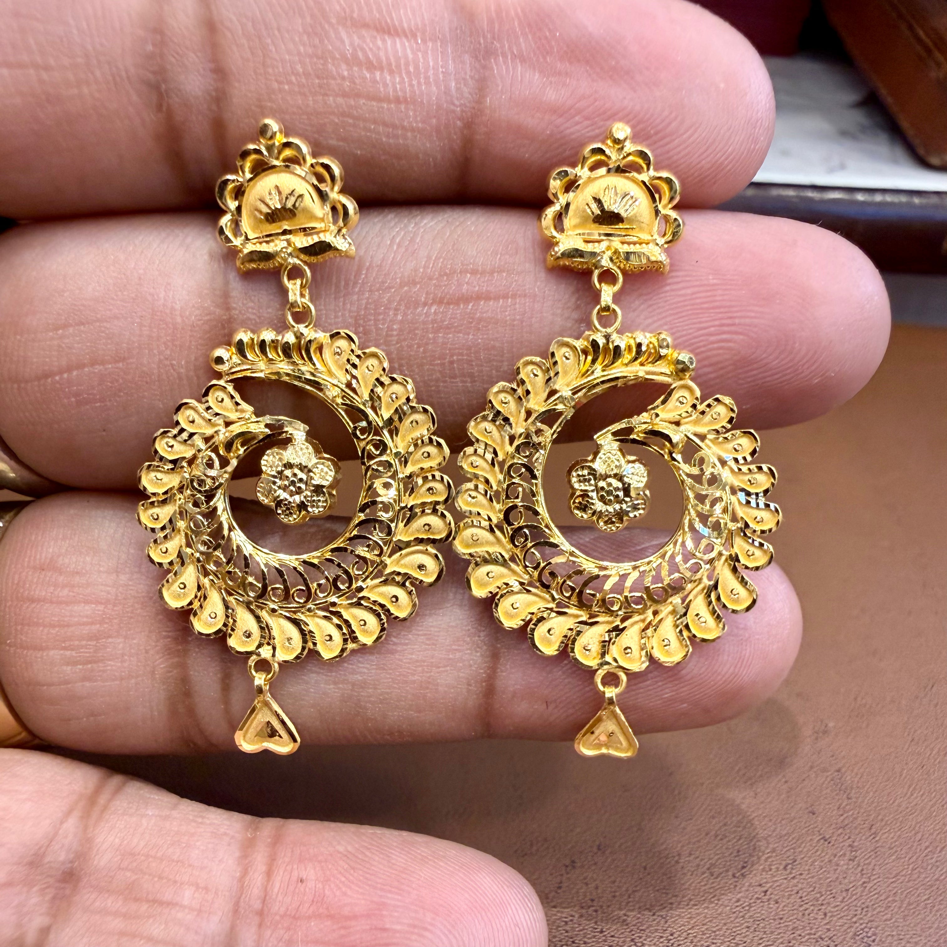GOLD EARRINGS- WGT: 4.570 GM APPROX HUID HALLMARK 22KT 916 GOLD EARRINGS 1 PAIR FOR WOMEN.