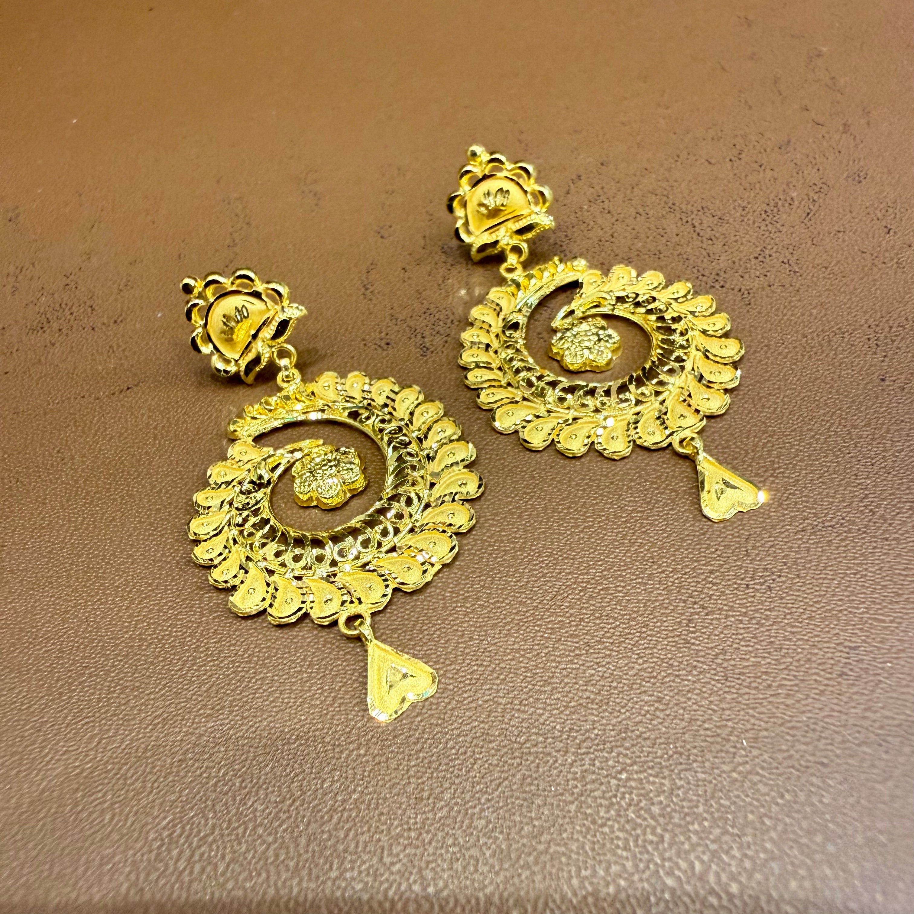 GOLD EARRINGS- WGT: 4.570 GM APPROX HUID HALLMARK 22KT 916 GOLD EARRINGS 1 PAIR FOR WOMEN.