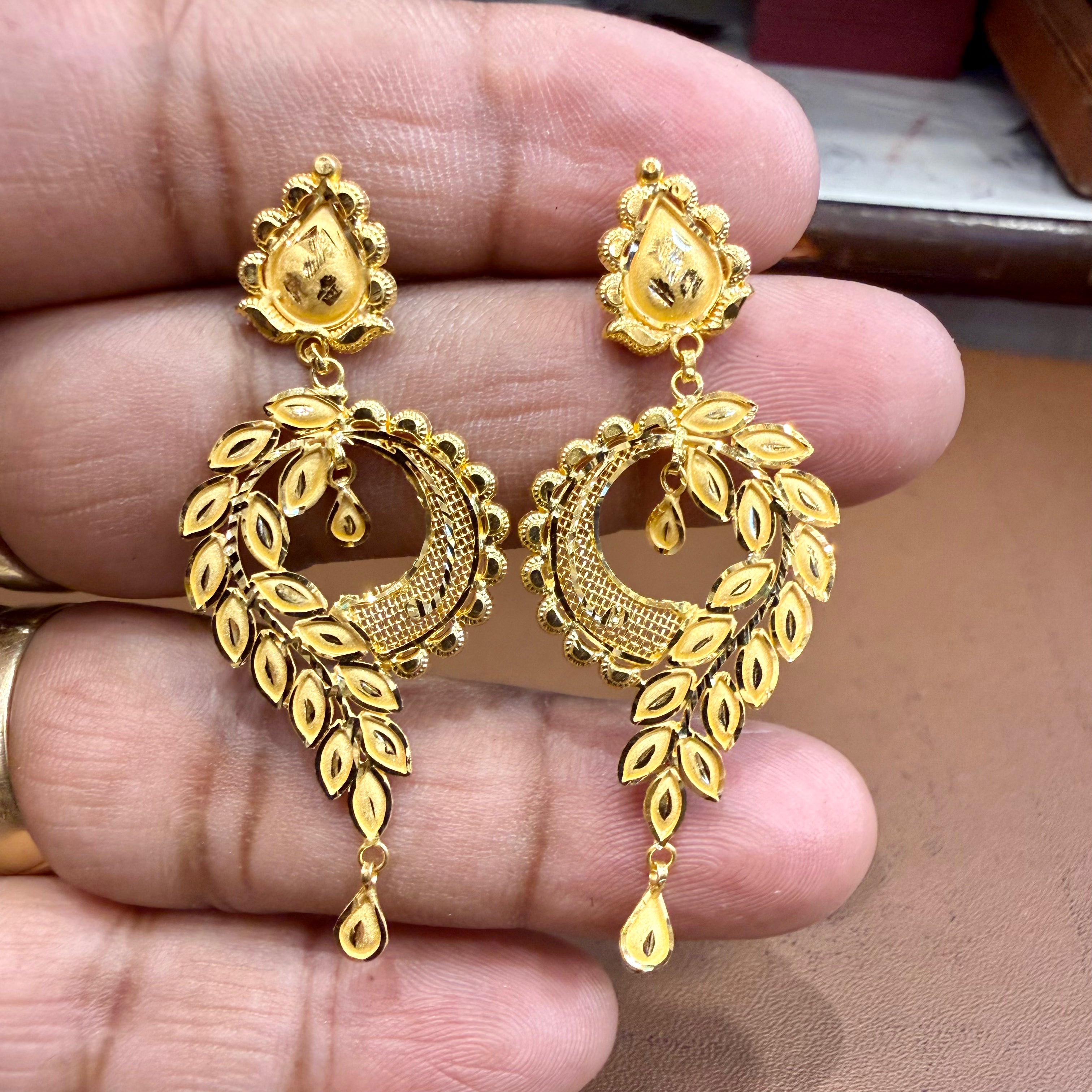 GOLD EARRINGS- WGT: 4.010 GM APPROX HUID HALLMARK 22KT 916 GOLD EARRINGS 1 PAIR FOR WOMEN.