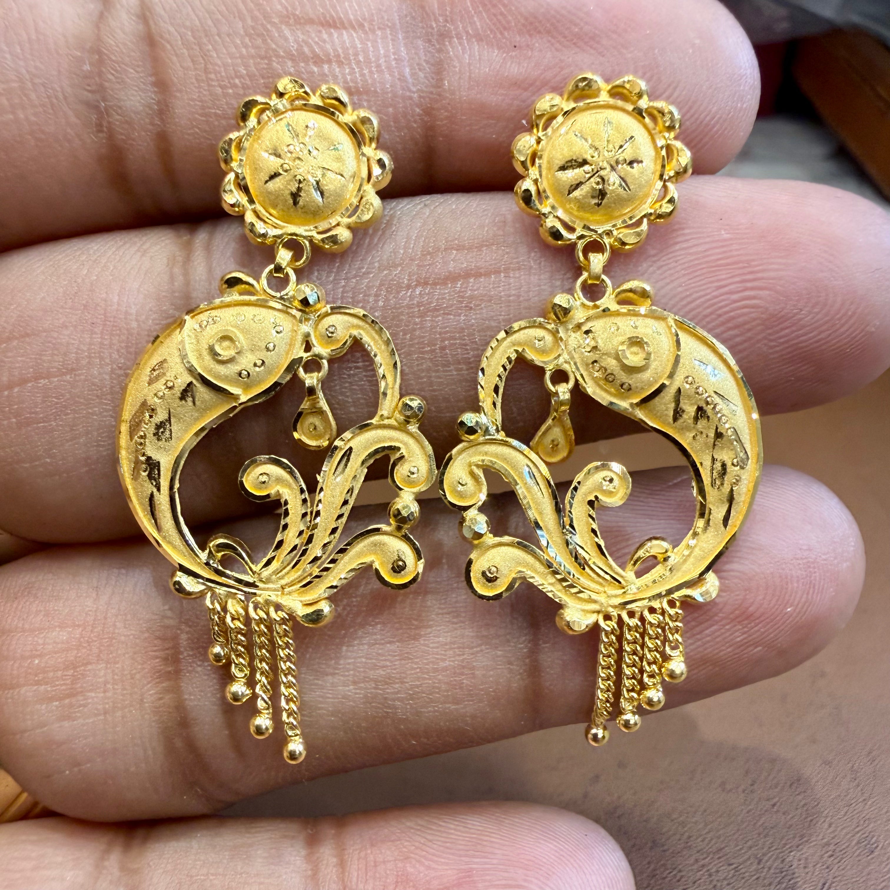 GOLD EARRINGS- WGT: 3.260 GM APPROX HUID HALLMARK 22KT 916 GOLD EARRINGS 1 PAIR FOR WOMEN.