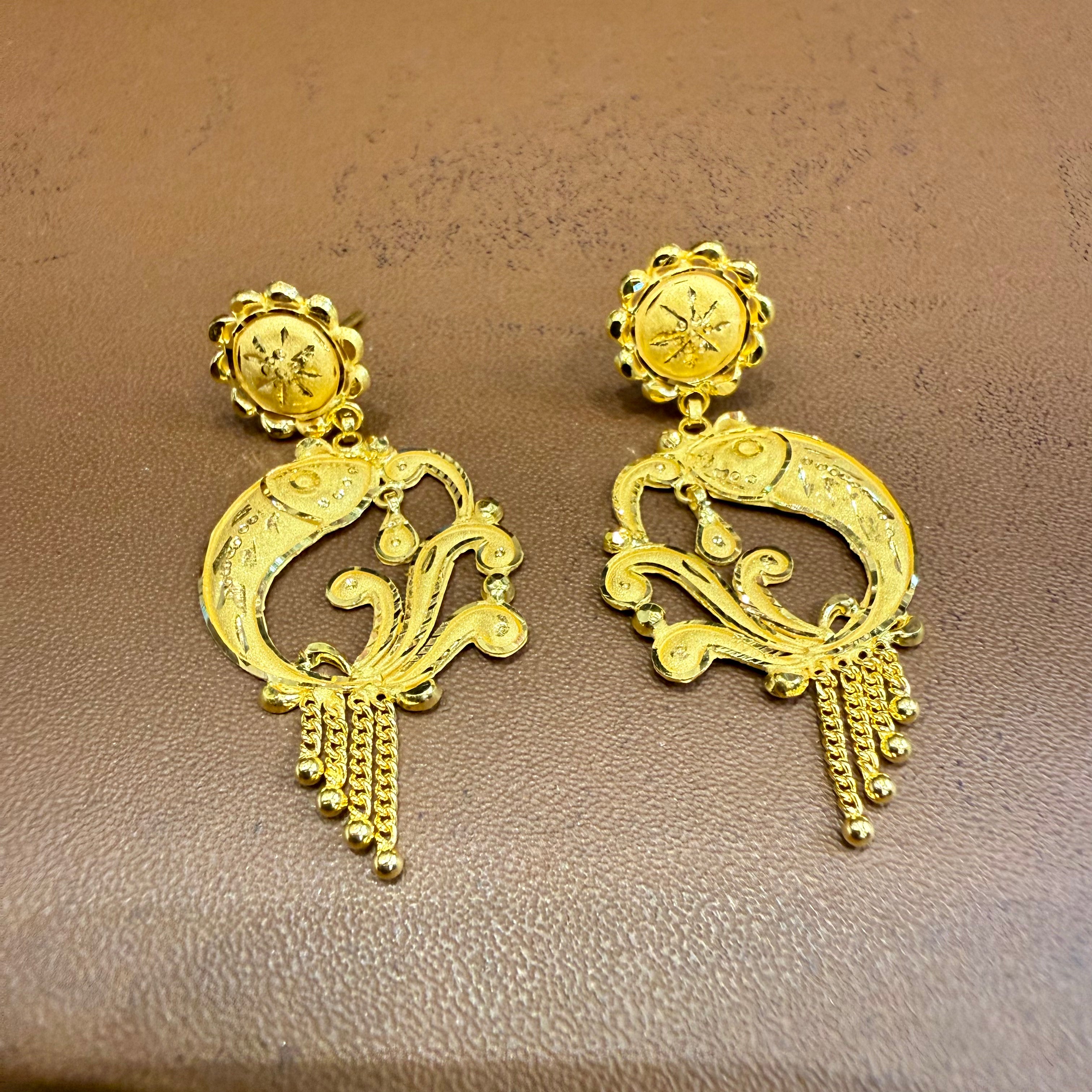GOLD EARRINGS- WGT: 3.260 GM APPROX HUID HALLMARK 22KT 916 GOLD EARRINGS 1 PAIR FOR WOMEN.