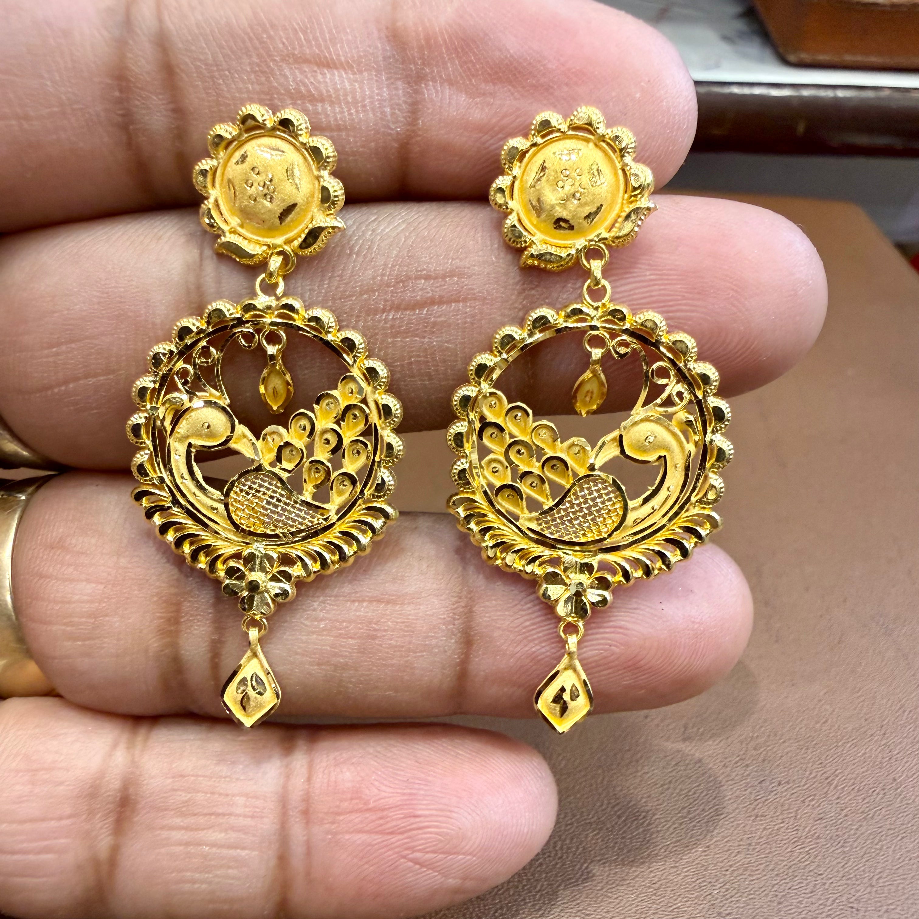 GOLD EARRINGS- WGT: 4.650 GM APPROX HUID HALLMARK 22KT 916 GOLD EARRINGS 1 PAIR FOR WOMEN.