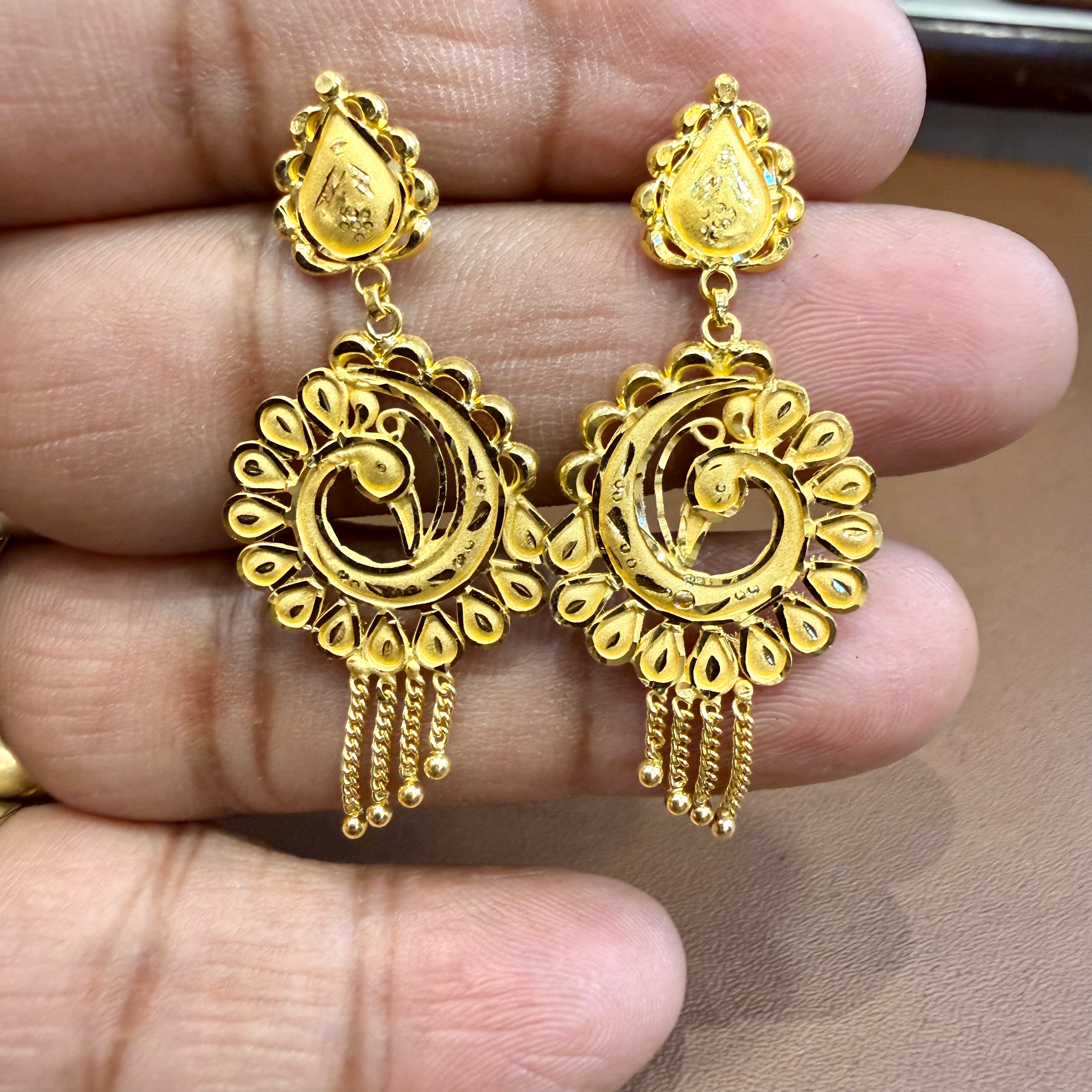 GOLD EARRINGS- WGT: 3.510 GM APPROX HUID HALLMARK 22KT 916 GOLD EARRINGS 1 PAIR FOR WOMEN.
