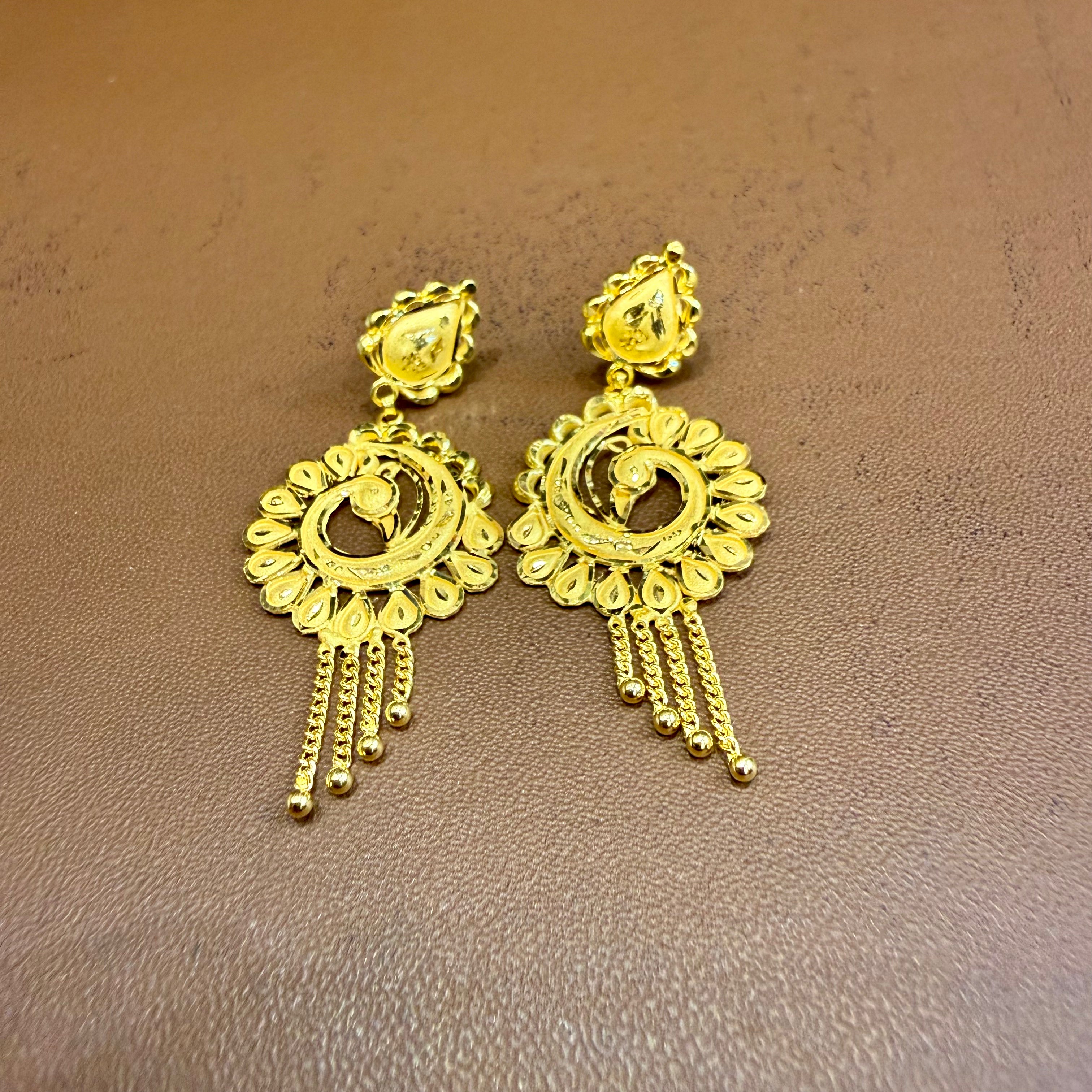 GOLD EARRINGS- WGT: 3.510 GM APPROX HUID HALLMARK 22KT 916 GOLD EARRINGS 1 PAIR FOR WOMEN.