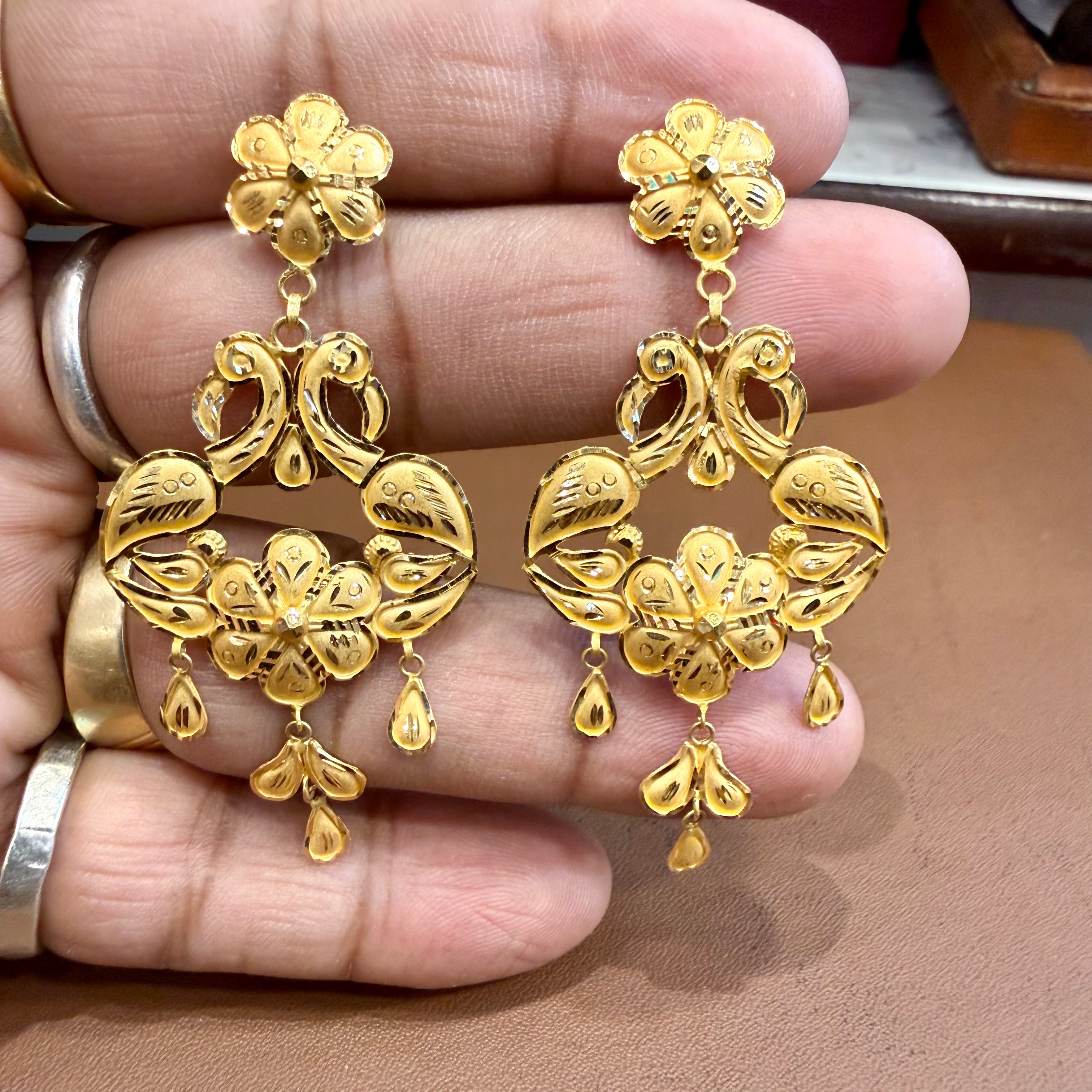 GOLD EARRINGS- WGT: 5.280 GM APPROX HUID HALLMARK 22KT 916 GOLD EARRINGS 1 PAIR FOR WOMEN.