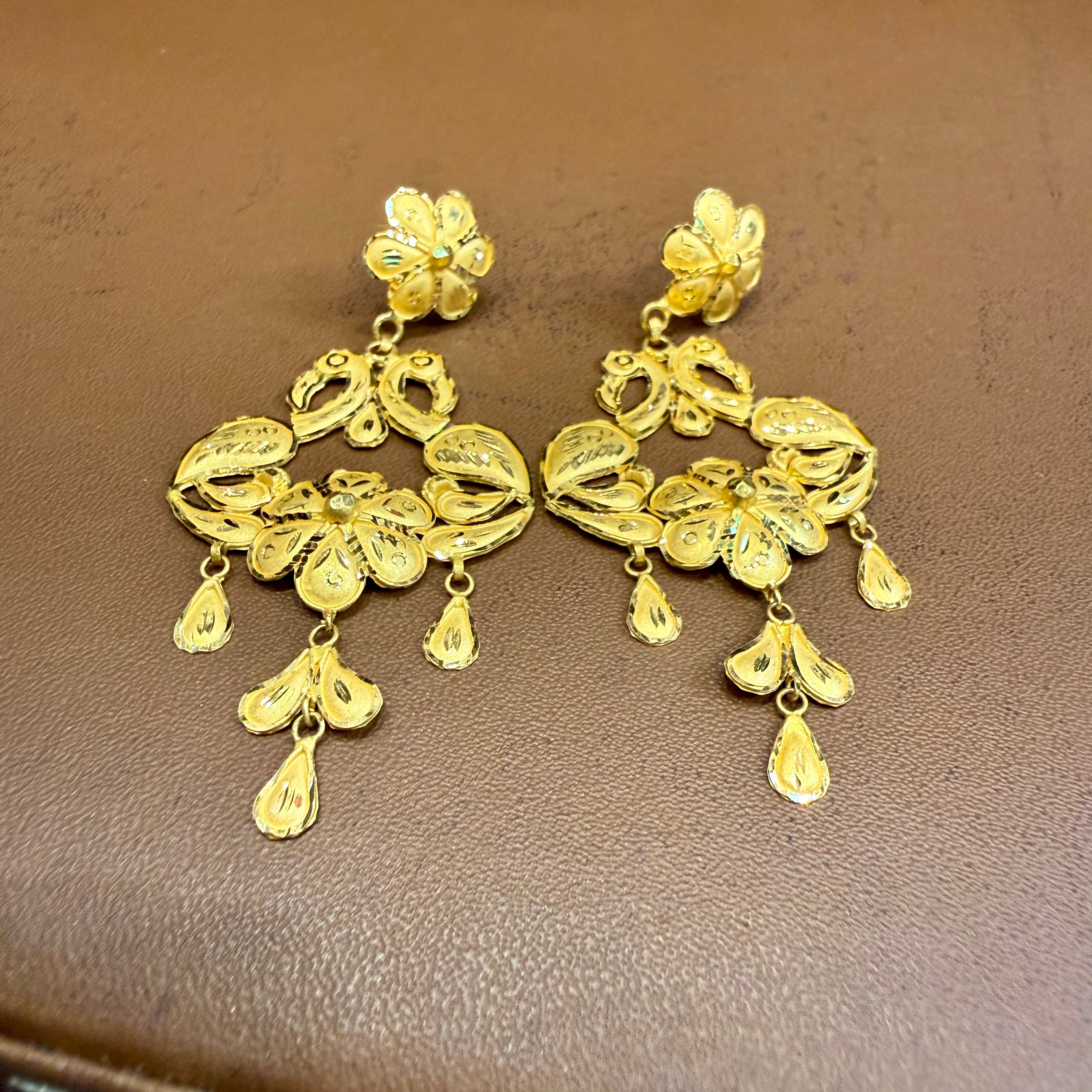 GOLD EARRINGS- WGT: 5.280 GM APPROX HUID HALLMARK 22KT 916 GOLD EARRINGS 1 PAIR FOR WOMEN.