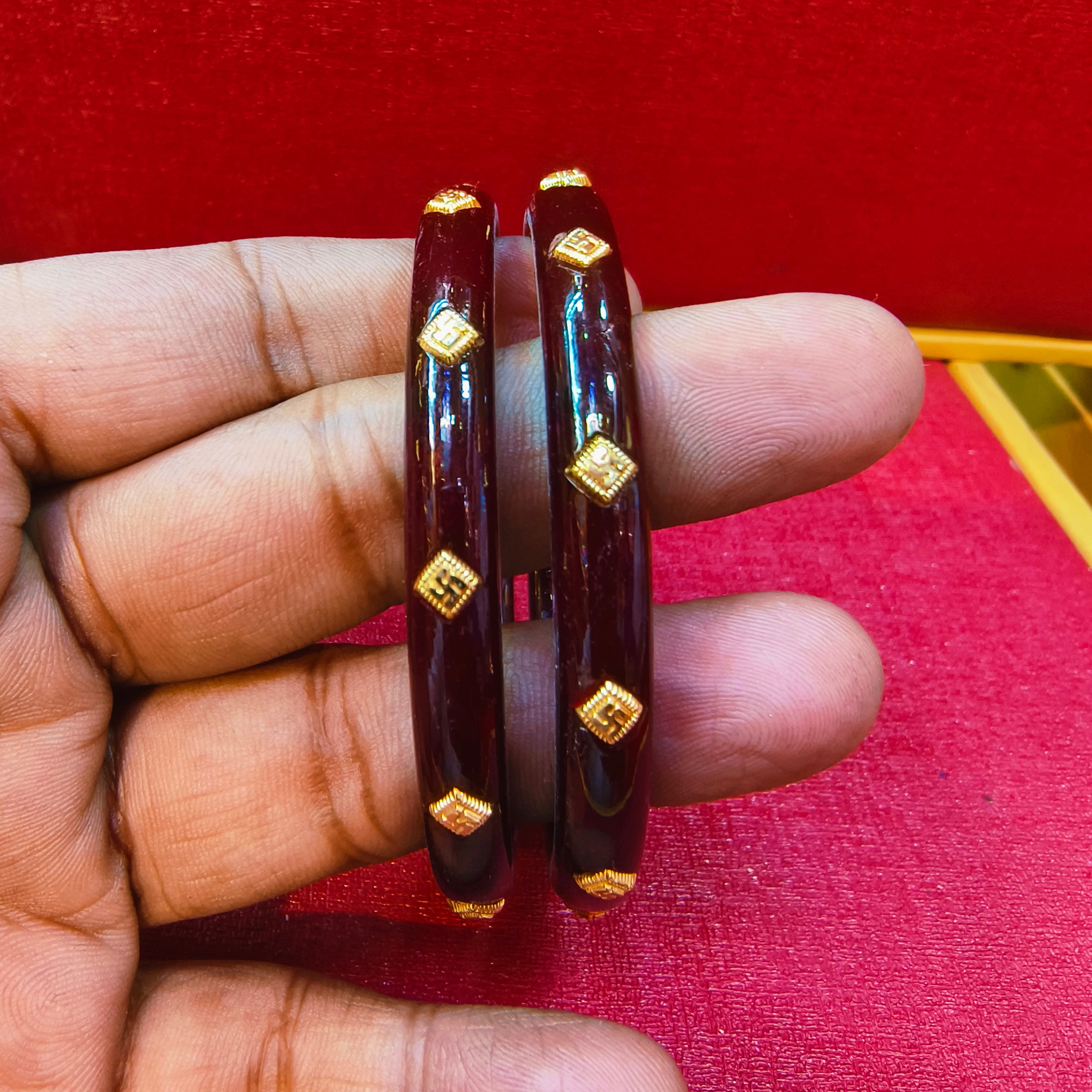 (GPPB) COFFEE SWASTIK MEDIUM LOCAL (50 TONCH) KDM GOLD PASTING POLA BADHANO 1 PAIR FOR REGULAR USE APPROX WGT: 0.400 GM (NOTE: DEDUCTION OF WGT: 0.100 GM WHEN EXCHANGED WITH ANY JEWELLERY FOR LIFETIME)