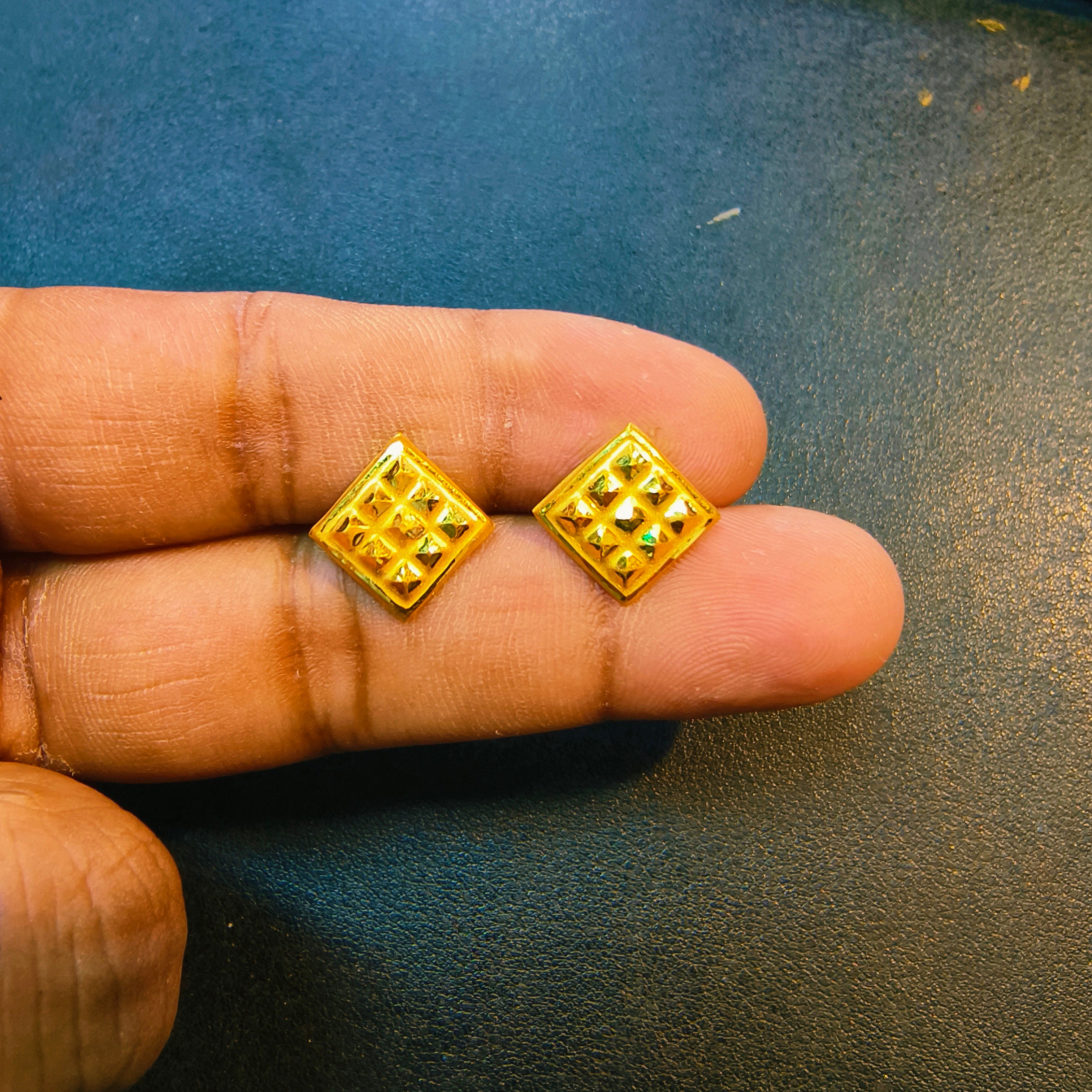 (GSE50) (50 TONCH) KDM GOLD EAR TOPS FOR GIFT PURPOSE IN MARRIAGE AND ANNIVERSARY 1 PAIR APPROX WGT: 0.300 GM