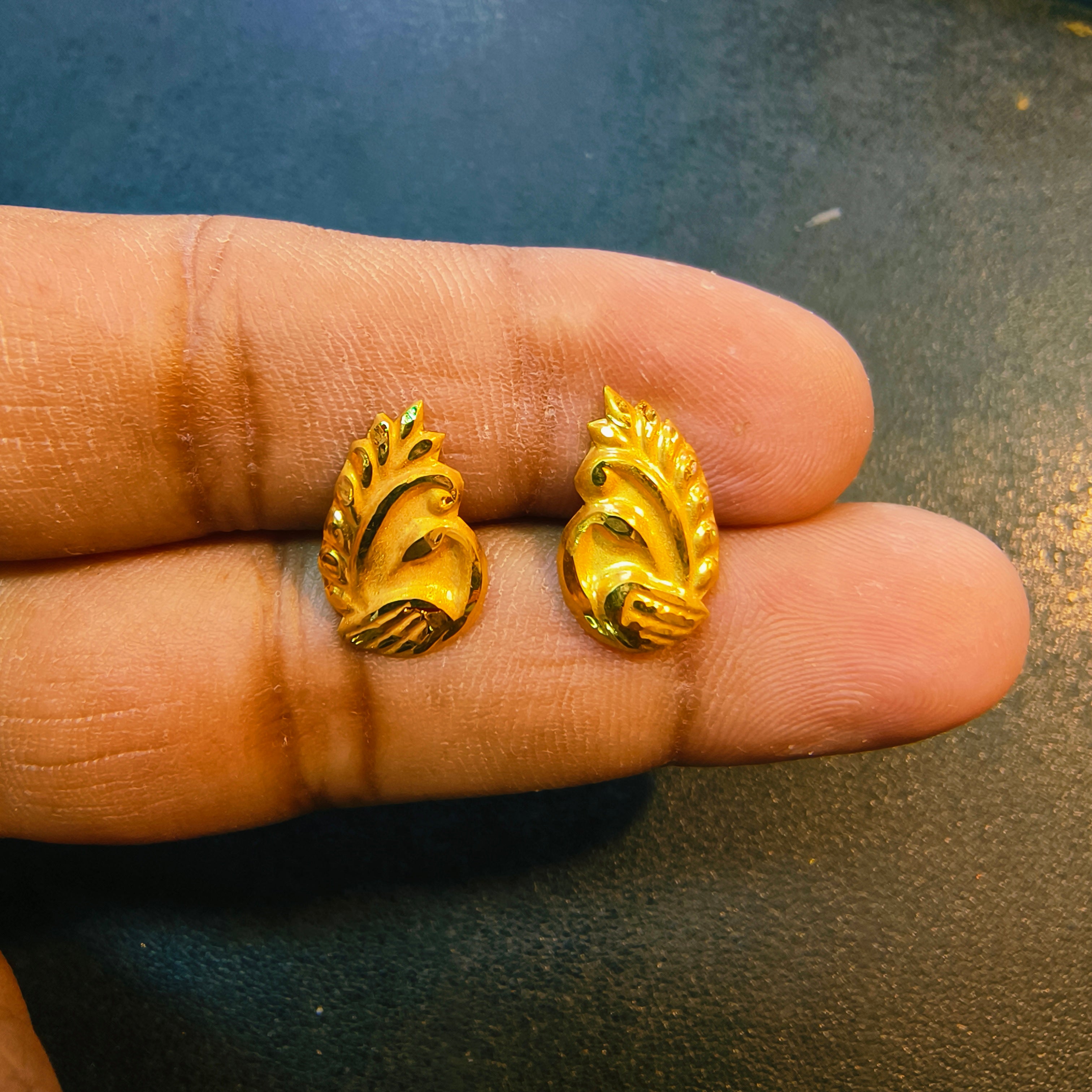 (GSE50) (50 TONCH) KDM GOLD EAR TOPS FOR GIFT PURPOSE IN MARRIAGE AND ANNIVERSARY 1 PAIR APPROX WGT: 0.290 GM